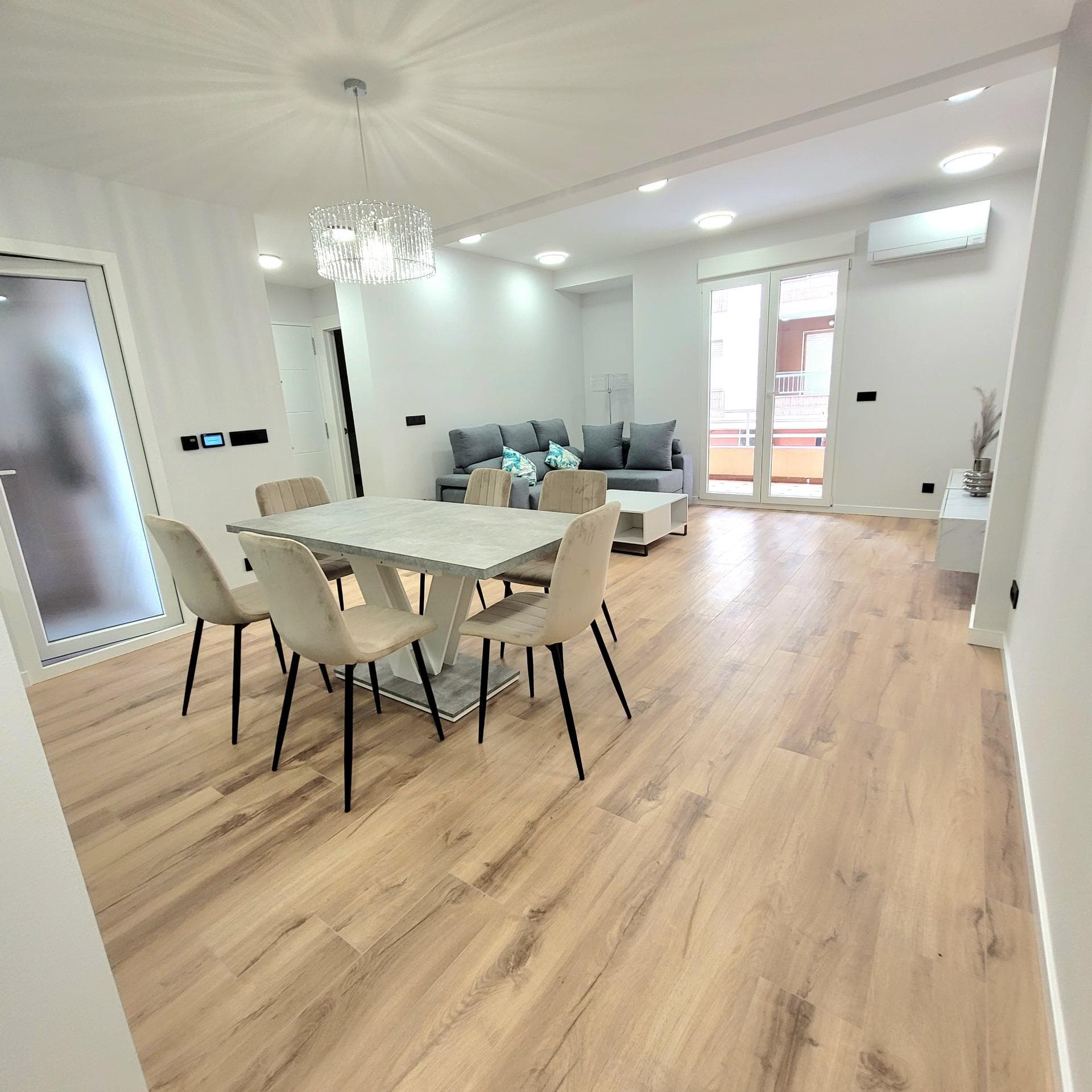 Apartamento reformado en la zona de Playa del Cura en Torrevieja, a tan solo 150 metros de la playa, ideal para quienes buscan comodidad, proximidad al mar y todos los servicios al alcance. Con 100 metros cuadrados de superficie, esta vivienda ofrece un espacio amplio y funcional para disfrutar durante todo el año.La propiedad cuenta con tres dormitorios dobles, un baño completo y una cocina equipada con todo lo necesario para el día a día. Su orientación noroeste garantiza un ambiente fresco y luminoso.Entre sus extras destacan el aire acondicionado con bomba de frío y calor, lo que proporciona confort en cualquier estación del año, así como un balcón y una terraza, perfectos para disfrutar del clima mediterráneo. Además, el apartamento se entrega amueblado, listo para entrar a vivir.Ubicado en una zona céntrica y bien comunicada, con acceso a transporte público, supermercados y todo tipo de servicios. Su cercanía a la costa y la baja cuota de comunidad de solo 25 euros al mes hacen de esta propiedad una excelente oportunidad tanto para residencia habitual como para inversión.No pierdas la oportunidad de vivir a pocos pasos del mar en una de las mejores zonas de Torrevieja. Contáctanos para más información o para concertar una visita.