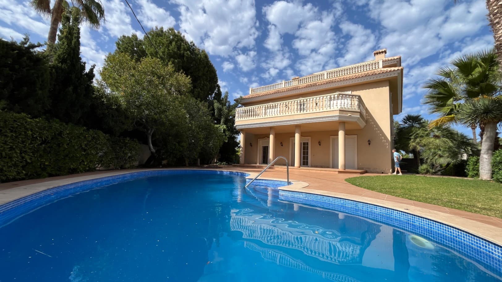Tu Refugio de Ensueño en Cabo RoigDescubre un exquisito chalet de estilo colonial en Orihuela, donde la elegancia y la comodidad se encuentran en perfecta armonía. Esta maravillosa villa, con una construcción de 500 m², se sitúa en un generoso terreno de 1000 m², ofreciendo un espacio ideal para disfrutar y relajarte.Un Hogar EspaciosoCon 6 amplios dormitorios y 7 baños, esta villa está diseñada para ofrecer comodidad a familiares y amigos. Cada rincón de la casa está pensado para garantizar la privacidad y el confort, permitiendo que todos encuentren su propio espacio. Las habitaciones son luminosas y acogedoras, perfectas para descansar después de un día lleno de actividades.Un Estilo de Vida al Aire LibreImagina compartir momentos inolvidables en tu piscina privada, rodeado de un hermoso jardín que proporciona un oasis de tranquilidad. La villa cuenta con terrazas abiertas y cubiertas, ideales para disfrutar del sol del suroeste, organizar barbacoas o simplemente relajarte con un buen libro. El ambiente exterior está pensado para que cada día se sienta como vacaciones en tu propio hogar.Comodidades ModernasEquipada con aire acondicionado centralizado y calefacción a gas, esta casa te asegura un confort óptimo durante todo el año. La cocina independiente es perfecta para los amantes de la gastronomía, y el elaborado diseño incluye todo lo que necesitas para crear platos deliciosos. Además, la villa cuenta con equipamiento moderno, como sistema de alarma, acceso a satélite y un ascensor para máxima comodidad.Seguridad y PrivacidadEl inmueble está completamente cerrado, ofreciendo un ambiente seguro y privado. Con una puerta de seguridad y ventanas de doble acristalamiento, la tranquilidad será parte de tu día a día. La villa también ofrece un amplio espacio de parking y un trastero, facilitando la organización de tus pertenencias.Un Entorno EncantadorOrihuela es una ciudad que combina historia y modernidad, con numerosas oportunidades para disfrutar de sus impresionantes paisajes y cultura vibrante. Desde esta villa, podrás explorar las maravillas de la provincia de Alicante, incluyendo playas soleadas, parques naturales y vibrantes mercados locales.No dejes pasar la oportunidad de vivir en una de las áreas más estimulantes de la Costa Blanca. Esta villa no es solo un hogar, sino un estilo de vida. ¡Ven a descubrir tu nuevo refugio en Orihuela!