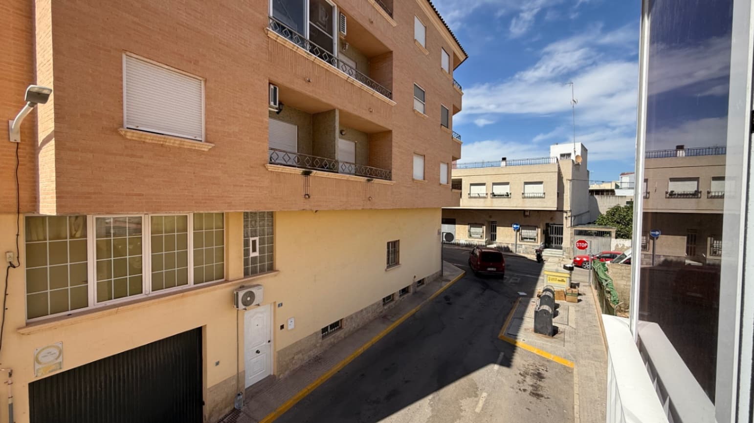 Spacious 3-bedroom, 2-bathroom apartment in Los Montesinos, presented in very good condition and set in a convenient, sought-after location close to all amenities.The property offers a bright and comfortable living space with well-proportioned rooms, including a kitchen and ample storage. A garage provides secure parking and extra practicality, while the generous solárium is perfect for enjoying the Mediterranean climate, relaxing, or entertaining guests.Located next to a school and within walking distance of shops, cafés, and services, this apartment combines comfort and everyday convenience. An excellent option as a permanent residence, holiday home, or investment