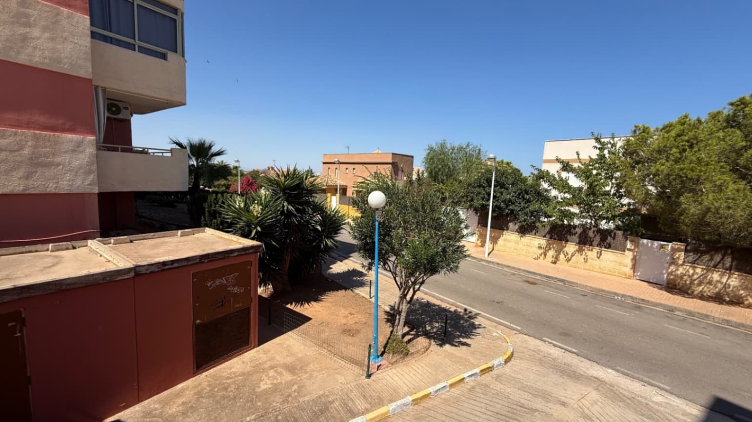 Renovated first-floor apartment with sea views, located in a quiet and clean residential area. The property features a modernized bathroom, updated doors, and a bright, fresh interior. Enjoy a large community pool, always clean and rarely crowded, plus a private garage downstairs. A perfect option for peaceful living or a holiday home by the sea.
