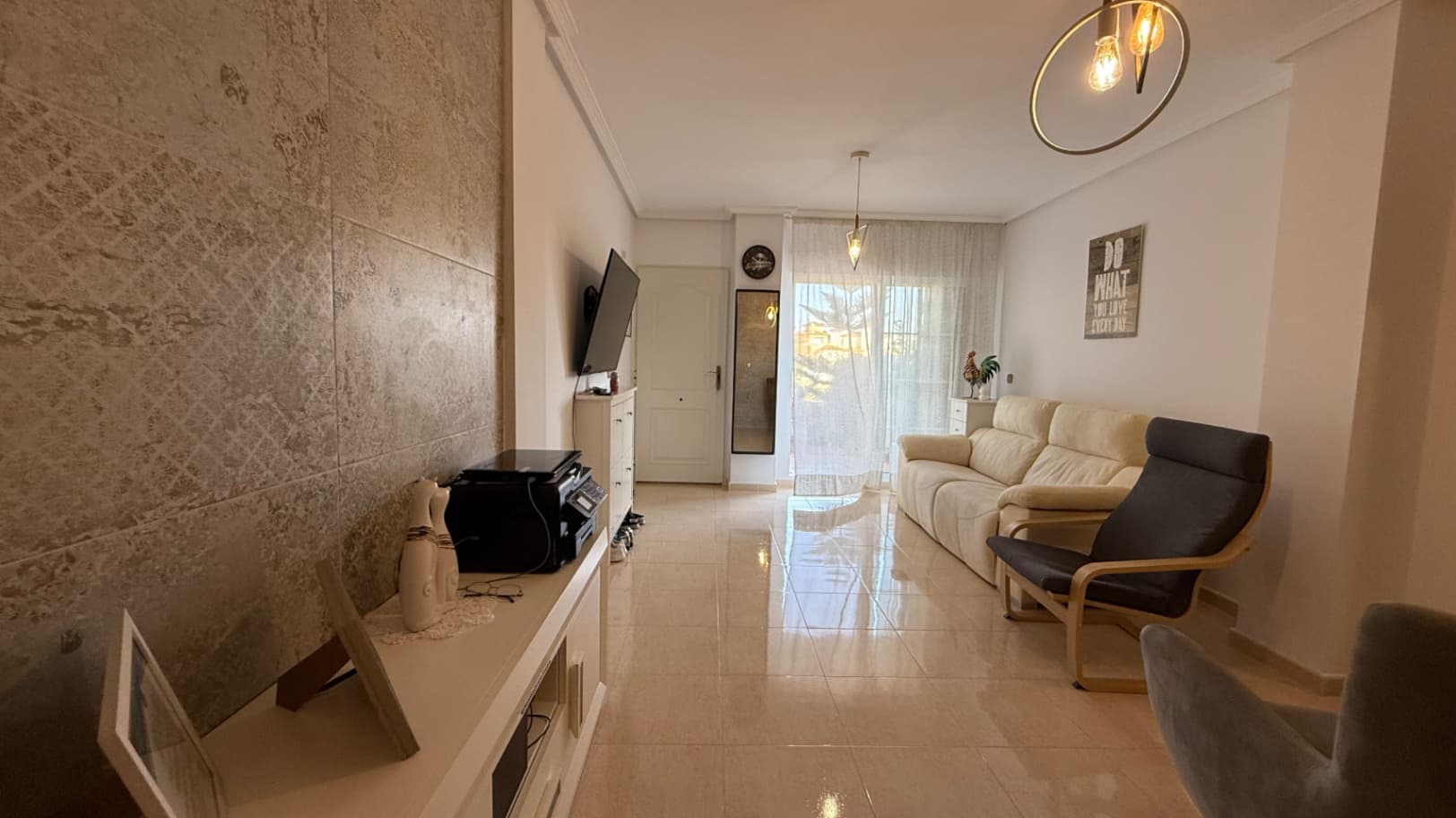 Esta propiedad de 2 dormitorios y 1 baño, mantenida de manera impecable, ofrece una combinación perfecta de comodidad y encanto. Disfrute de un hermoso jardín privado y vistas verdes impresionantes directamente desde la ventana principal. La casa se encuentra a solo 20 minutos a pie del popular centro comercial La Zenia Boulevard y está situada en una comunidad bien cuidada con acceso a una piscina brillante. ¡Una maravillosa oportunidad para poseer un hogar en una finca tranquila y hermosa!