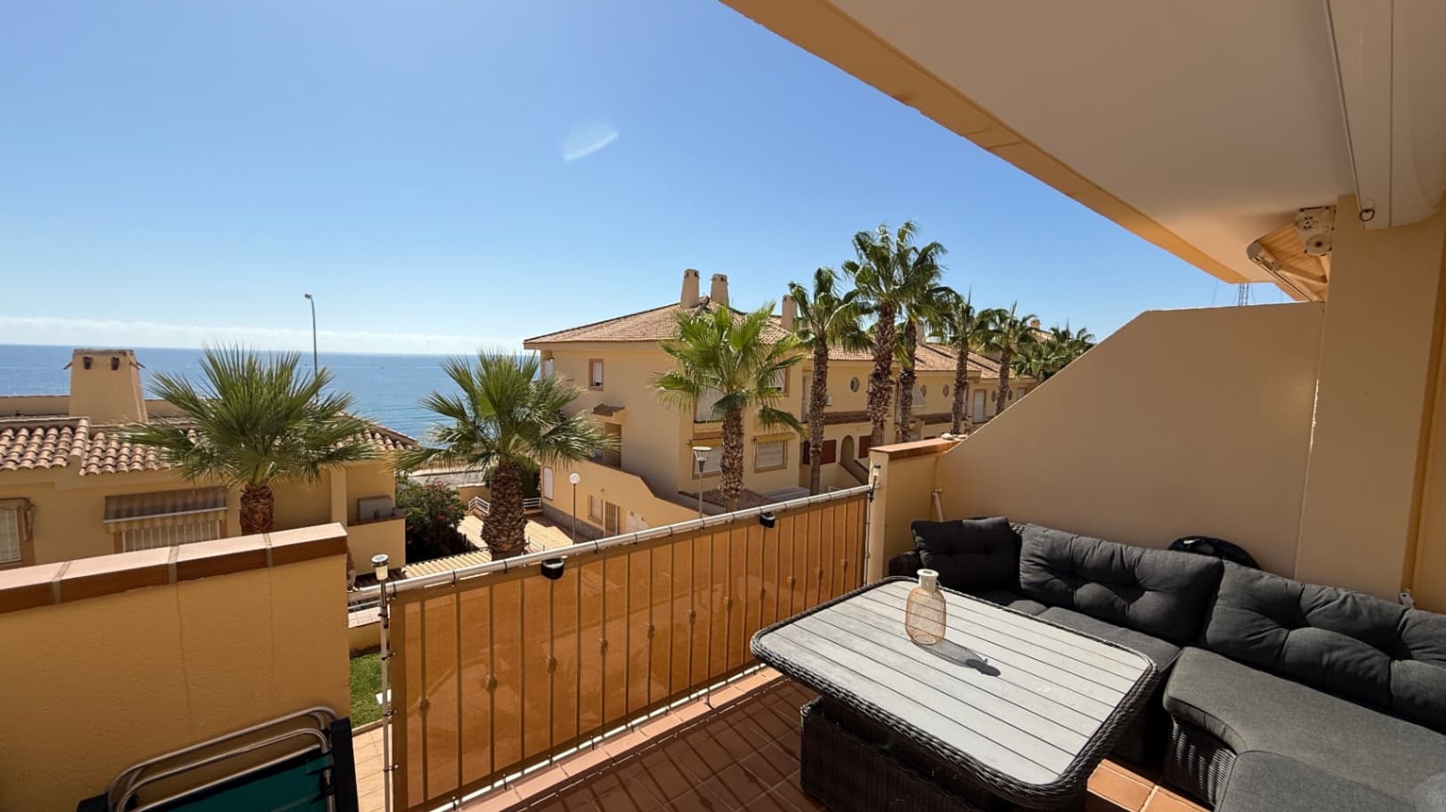 Hermosa casa de 3 dormitorios en una ubicación privilegiada en Cabo RoigUbicada en la codiciada zona de Cabo Roig, esta impresionante propiedad ofrece la combinación perfecta de confort, estilo y vida costera. Con 3 amplios dormitorios y 2 baños, la casa es ideal para familias, escapadas de vacaciones o como una oportunidad de inversión lucrativa.La propiedad cuenta con un garaje cubierto, lo que garantiza comodidad y seguridad, así como acceso a una piscina comunitaria bellamente cuidada. Tanto desde el área de la piscina como desde el balcón privado, puedes disfrutar de impresionantes vistas al mar, creando el escenario perfecto para relajarse y entretener.Con su inmejorable ubicación, a pocos pasos de playas doradas, restaurantes vibrantes, tiendas y todas las comodidades locales, esta casa es una verdadera joya en la costa de Orihuela.Ya sea como residencia permanente o como refugio vacacional, esta propiedad en Cabo Roig promete un estilo de vida envidiable junto al mar.