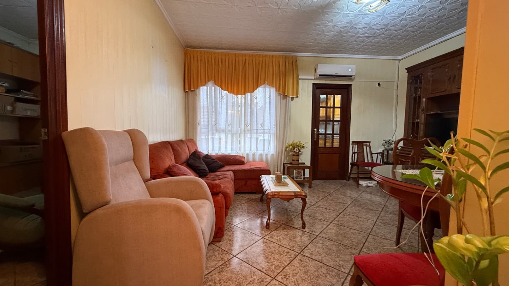 FOR SALE THIS TOWN HOUSE IN VERY GOOD ORIGINAL CONDITION IN THE CENTER OF TORREVIEJA.AN UNBEATABLE LOCATION JUST STEPS AWAY FROM SUPERMARKETS, PHARMACIES, BARS, RESTAURANTS, AND ALL NECESSARY SERVICES FOR YOUR COMFORT.THE HOUSE CONSISTS OF 4 SPACIOUS BEDROOMS AND 2 BATHROOMS, A LARGE KITCHEN WITH ALL APPLIANCES. A LARGE AND BRIGHT INTERIOR PATIO WITH A BIG STORAGE ROOM.YOUR HOUSE AWAITS YOU IN THE HEART OF TORREVIEJA.