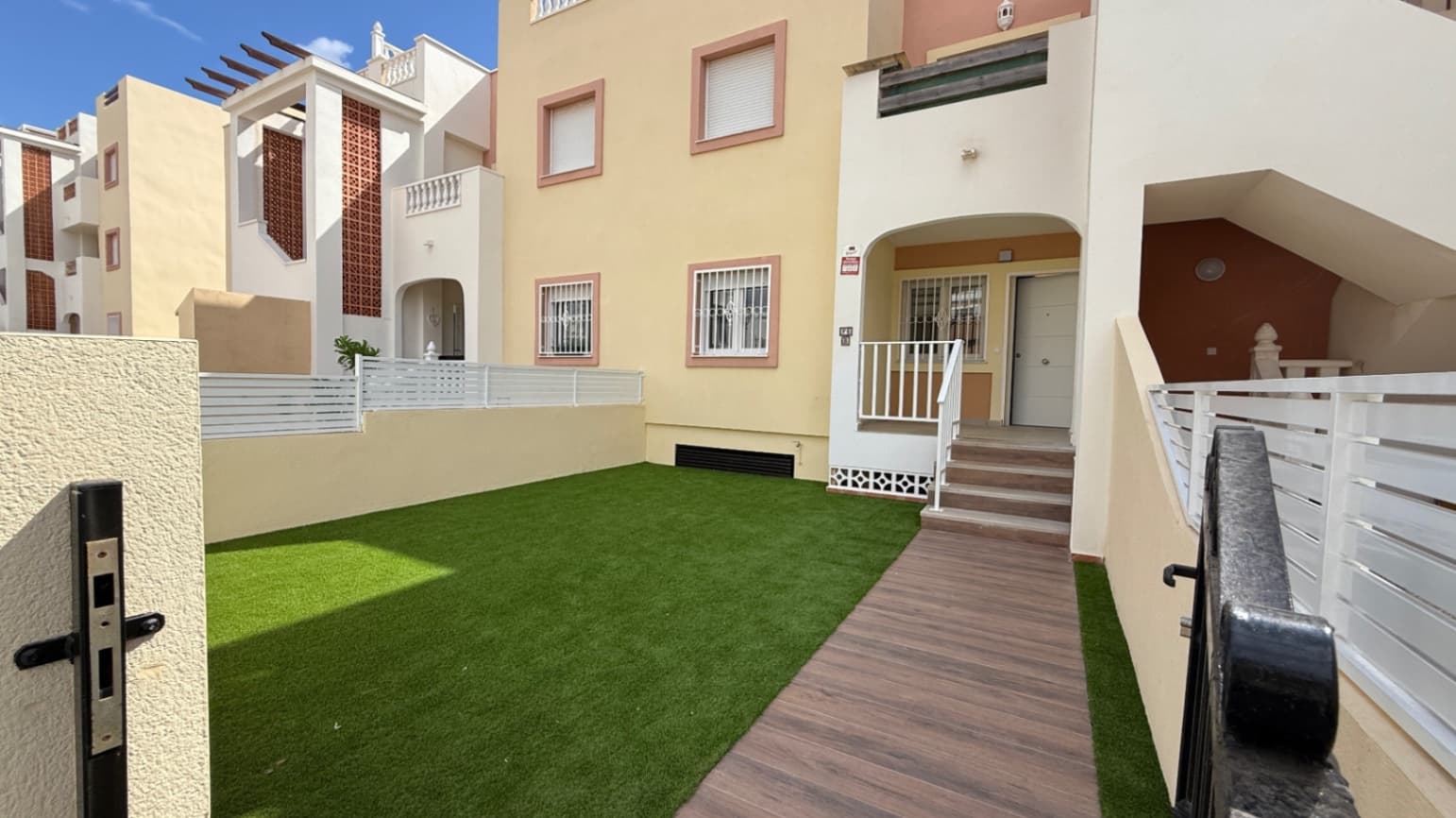 Refurbished Bungalow – 1 Min Walk from La Zenia Boulevard Beautifully refurbished from top to bottom, this modern bungalow offers stylish living just 1 minute from La Zenia Boulevard. Featuring a bright open-plan layout, new kitchen and bathrooms, updated flooring and fixtures throughout, it’s completely move-in ready. Enjoy sunny terrace spaces perfect for relaxing or dining outdoors. An unbeatable location close to shops, restaurants, and beaches—ideal for holidays or year-round living.
