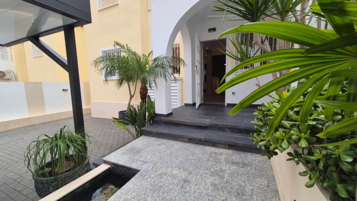 Este bungalow de 2 dormitorios y 2 baños en la planta baja, bellamente reformado, está situado en la tranquila y codiciada zona de Panorama Golf, Villamartín. La propiedad ha sido meticulosamente renovada al más alto nivel, ofreciendo acabados modernos y elegantes en todas partes. Cuenta con una amplia sala de estar de planta abierta, ideal tanto para relajarse como para entretenerse. El bungalow cuenta con un gran espacio al aire libre, perfecto para cenar al aire libre, descansar y disfrutar del entorno sereno. Además, hay un sótano que proporciona un amplio espacio de almacenamiento, lo que lo hace muy práctico para vivir durante todo el año o para uso vacacional. La ubicación está a poca distancia de todos los servicios, incluidas tiendas, restaurantes y el famoso campo de golf de Villamartín, lo que garantiza la comodidad y mantiene un ambiente tranquilo. Esta propiedad es una excelente opción para aquellos que buscan una casa lujosa y de bajo mantenimiento en una ubicación privilegiada