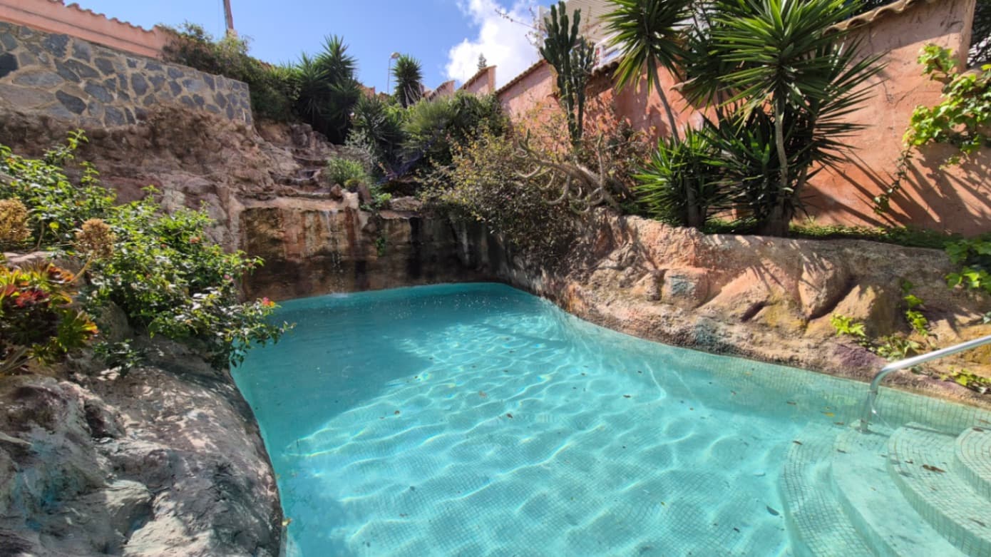 Esta impresionante propiedad en Los Balcones es un verdadero oasis de tranquilidad y estilo, ubicada en una parcela privada y bien cuidada. Con un precio de 699.000 euros, ofrece una combinación única de carácter y funcionalidad, con tres edificios cuidadosamente dispuestos para proporcionar comodidad y privacidad.La casa principal destaca por su elegante diseño y amplios interiores. Cuidadosamente diseñado, ofrece una acogedora sala de estar, una cocina moderna, varios dormitorios y baños, todos perfectamente orientados para aprovechar al máximo la luz natural y las impresionantes vistas.Junto a la casa principal hay dos casas de huéspedes, cada una con su propio encanto y privacidad, lo que las hace ideales para alojar a familiares o amigos. Cada casa de huéspedes está totalmente equipada con todas las comodidades necesarias, asegurando una estancia agradable y relajante.El exterior de la propiedad es realmente un paraíso. Cuenta con dos piscinas, una de las cuales está enclavada dentro de un impresionante jardín tropical que invita a la relajación. El exuberante jardín, con sus abundantes plantas y árboles, rodea una tranquila piscina natural complementada con un estanque de peces, creando un ambiente tranquilo y armonioso. Cada espacio exterior ha sido meticulosamente mantenido, proporcionando el escenario perfecto para disfrutar del sol y la naturaleza.Esta propiedad define el lujo y la serenidad, ofreciendo una ubicación excepcional en Los Balcones por 699.000 euros. Con un inmenso carácter y todas las comodidades que puedas desear, es el lugar ideal para vivir o disfrutar de unas vacaciones en un entorno exclusivo y tranquilo.