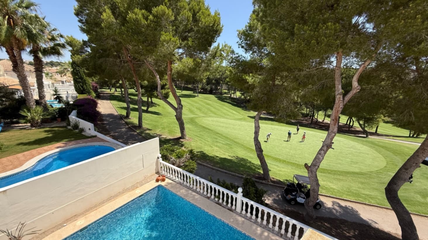 Large detached villa with 4 bedrooms, 2 bathrooms first line to the Las Ramblas Golf Course.This very well kept villa also has a private swimming pool, garage and a roof terrace. Not only close to the Golf course, also to all amenities and only a 5 minutes drive to the beach.Call for a viewing today!