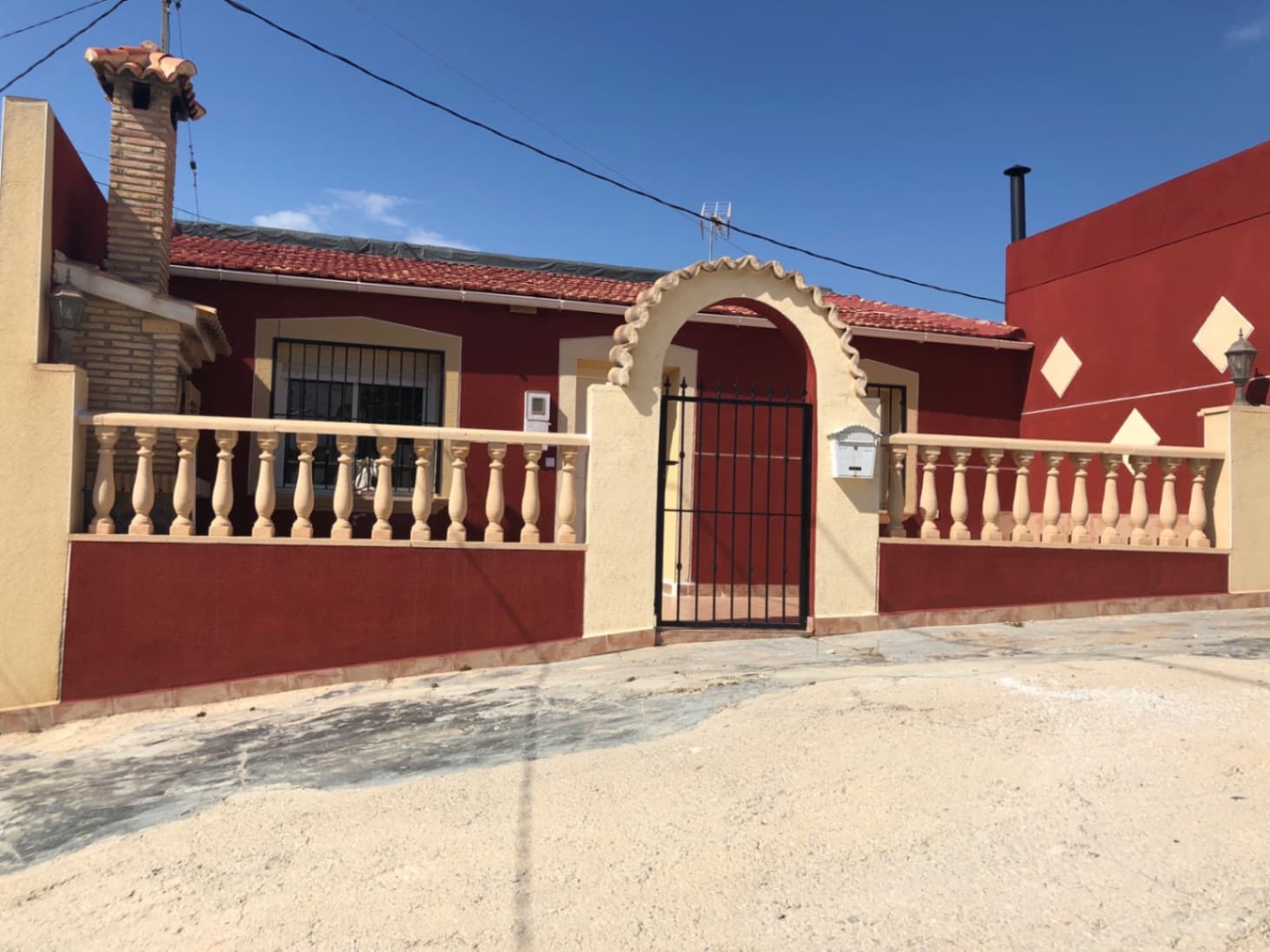 Townhouse with views over the saltlakes situated in San Miguel de Salinas.Spacious terraced house with 4 bedrooms, 2 bathrooms, kitchen, living room with dining area, basement and a big roof terrace with beautiful views.The house is located in San Miguel de Salinas which is only about 15 minutes drive from the Orihuela Costa's white beaches and the same distance to Torrevieja.In San Miguel you can find all amenities such as shops, supermarkets, medical center, pharmacy, post office, restaurants, bars, etc.