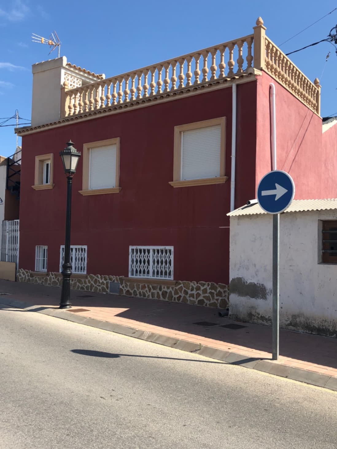 Adosado con vistas a las salinas situado en San Miguel de Salinas.Amplia casa adosada con 4 dormitorios, 2 baños, cocina, salón con zona de comedor, sótano y una gran terraza en la azotea con hermosas vistas.La casa está ubicada en San Miguel de Salinas, que se encuentra a solo unos 15 minutos en coche de las playas blancas de la Costa de Orihuela y a la misma distancia de Torrevieja.En San Miguel puedes encontrar todas las comodidades, como tiendas, supermercados, centro médico, farmacia, oficina de correos, restaurantes, bares, etc.
