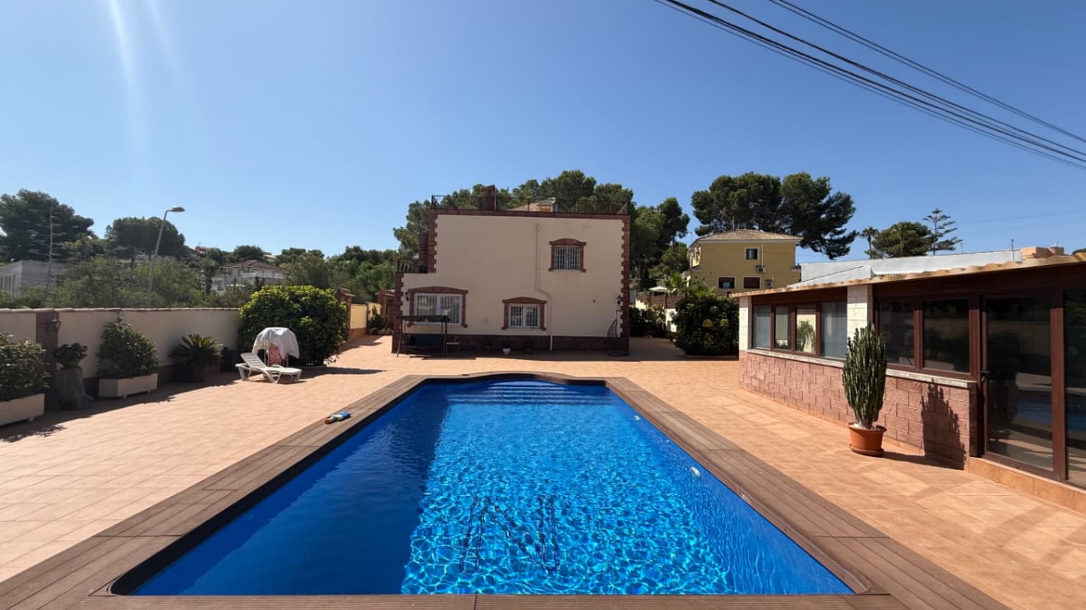 Impecable villa de 7 dormitorios con piscina de agua salada en Los BalconesDescubre esta excepcional villa totalmente reformada en la codiciada zona de Los Balcones, situada en una impresionante parcela de 800m² que combina elegancia, comodidad y espacio en perfecta armonía.Originalmente renovada con los más altos estándares en 2017, esta amplia propiedad cuenta con 7 grandes dormitorios y 4 espaciosos baños, lo que la convierte en ideal para familias numerosas o para aquellos que buscan un refugio de lujo con amplio alojamiento para invitados.En el corazón de la propiedad se encuentra una hermosa piscina de agua salada, rodeada de exuberantes jardines paisajísticos y varias áreas de descanso, perfectas para disfrutar del sol mediterráneo. Un solárium bañado por el sol ofrece vistas panorámicas y es el lugar perfecto para relajarse o entretener.Además de la villa principal, la propiedad cuenta con un apartamento estudio independiente, que ofrece privacidad y flexibilidad, ideal para huéspedes, ingresos de alquiler o una oficina en casa.Cada rincón de este hogar refleja la calidad de la artesanía y el diseño moderno, con accesorios actualizados, acabados elegantes y una distribución que fusiona la vida interior y exterior sin esfuerzo.Ubicada en una zona residencial tranquila y bien conectada, cerca de playas, campos de golf y todas las comodidades, esta es una rara oportunidad de poseer una villa realmente impecable en uno de los vecindarios más deseables de la Costa Blanca.