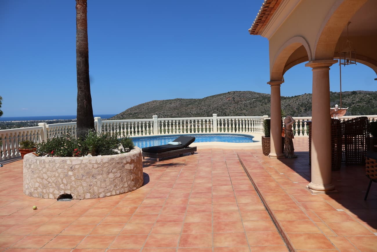 An original and attractive traditional villa with a panoramic sea view and an easy and usable layout.The main house offers easy parking and a garage. When you enter the lounge, you are welcomed to an awesome frontal golf and seaview. The house flows beautifully. The lounge has a vaulted ceiling, giving it a more luxury and decandant feel.There is a kitchen and 2 bedrooms on this level with bathrooms. This flows on to ample terrace area.Upstairs you have an additional 2 bedrooms and bathrooms. The quality of materials through out is high level and the furnishings equally so.Seperate to the main house is a 2 bedroom apartment with its own entrance. Again clean and tidy and very usable, for guests and family.The gardens are well maintained and low maintenance. The views and the general ambiance of the property is very good.The seller has discounted heavily , over 200,000 euros to achieve a fast sale for personal reasons. Recommended to view.