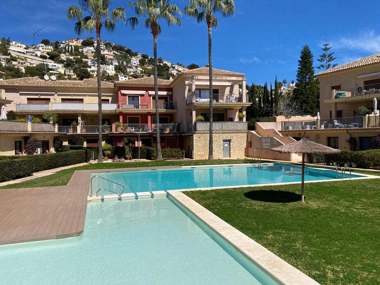 Encantador Apartamento Duplex en Venta en Benissa / MorairaDescubra este impresionante apartamento dúplex en la preciosa localidad de Benissa, a solo un corto paseo de las encantadoras playas de Moraira y de todos los atractivos locales, restaurantes y servicios.Con una superficie total de 109 m², el apartamento dispone de una moderna cocina abierta al salón-comedor, que se abre a una amplia terraza con vistas al agradable piscina, perfecta para descansar o recibir invitados.En la planta baja se hallan:Dos dormitorios dobles, uno de los cuales presume de un baño en suite con ducha a ras de suelo y un armario empotrado con vestidores.Un aseo de cortesía para comodidad adicional.En la planta superior, se localiza un amplio dormitorio principal con su propia terraza privada y un acogedor rincón de trabajo, ideal para el teletrabajo o actividades creativas.El inmueble ha sido recientemente renovado, con paredes recién pintadas que le confieren un aspecto interior fresco y moderno.Se sitúa en una acogedora urbanización cuidada al detalle, que ofrece unas excepcionales comodidades, tales como:Tres piscinas exterioresJardines paisajísticos frondososUna piscina climatizada interiorJacuzzi y saunaEste entorno tranquilo lo convierte en un refugio perfecto para disfrutar de la vida todo el año o una vivienda de vacaciones. La playa más cercana se encuentra a tan solo 1,5 km de distancia, permitiéndole disfrutar al máximo del estilo de vida mediterráneo.No deje pasar la oportunidad de adquirir un pedacito del paraíso en una de las zonas más cotizadas de la Costa Blanca