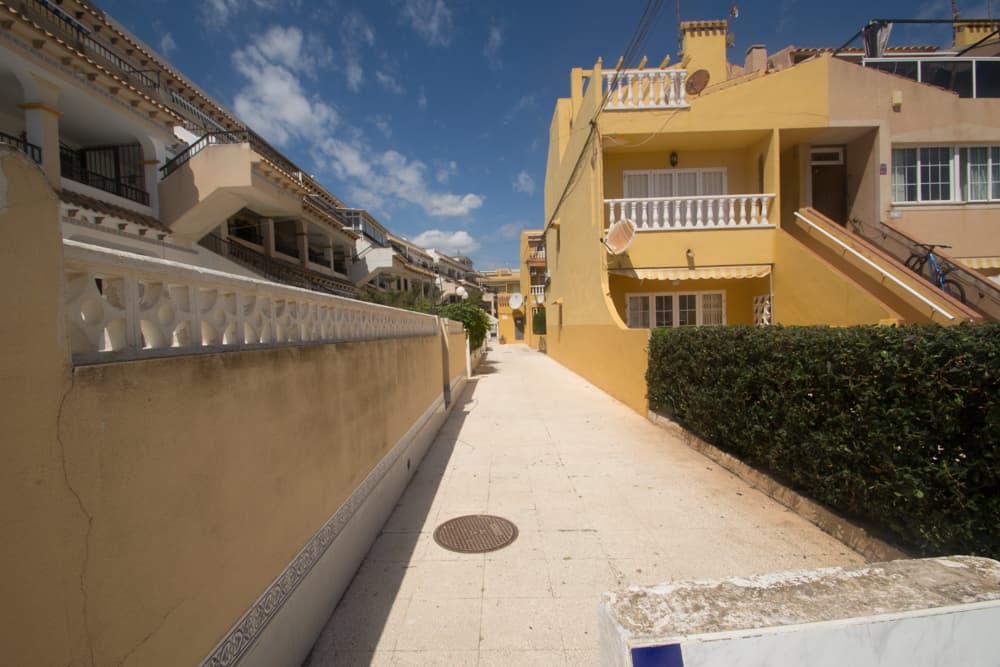  Very exotic apartment located in Mar Azul Torrevieja, behind the Ferris bar, 150 meters from the sea on street number 25, first floor of apartment number 16. The main terrace of 8 m2 has open views. It faces east. The apartment has 60 m2 and has a 6 m2 back terrace. It has two bedrooms and one bathroom. Sold furnished