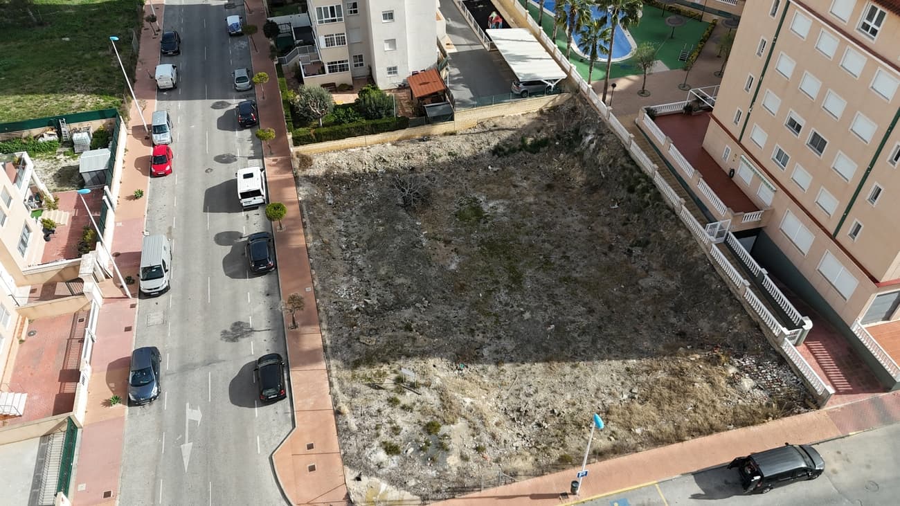 Urban plot in Guardamar del SeguraWe offer an urban corner plot in Zone Sup 7 of Guardamar del Segura, 1080m2A corner plot with excellent exposure, just a few meters from Guardamar town center, the beaches, and all essential amenities such as supermarkets, pharmacies, schools, etc.A great investment opportunity in a rapidly developing area.Building potential: 9 floors, 18 apartments.GUARDAMAR DEL SEGURAGuardamar del Segura is a town on the southern Costa Blanca, approximately 35 km from the center of Alicante. Boasting 11 km of fine sandy beaches, Guardamar del Segura has one of the most beautiful beaches on the Spanish coast. The town is particularly renowned for its dunes, located in a protected coastal area. The pine forest north of the town center covers 800 hectares and is home to a wide variety of plant species, including pines, palm trees, and cypresses. The town's expansion, entirely dedicated to tourism, includes numerous hotels and campsites that welcome thousands of visitors. The population quintuples during the summer season, making it an ideal holiday destination. The town boasts a vibrant culinary scene, with a wide selection of bars and restaurants offering a variety of local dishes. Its convenient location near the AP7 motorway provides quick access to Alicante International Airport.