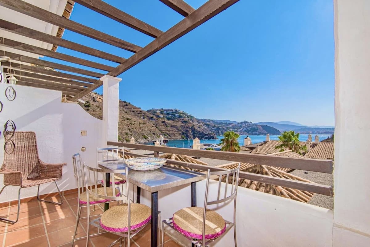 Descubre tu oasis en la costa. Esta encantadora casa adosada en la prestigiosa urbanización Marina del Este, te ofrece una oportunidad única de vivir a pocos pasos del mar. Con una ubicación privilegiada, estarás en el puerto deportivo y rodeado de restaurantes y tiendas, además de disfrutar de la proximidad a la playa. La vivienda, construida en 2003, destaca por sus dos terrazas con impresionantes vistas al mar y un amplio patio de 24 metros cuadrados con zonas techadas, perfectas para disfrutar de reuniones al aire libre. En la planta baja, encontrarás una cochera de más de siete metros de profundidad y un altillo/trastero de seis metros cuadrados, ideal para almacenamiento extra. La primera planta te recibe con un luminoso salón orientado al este, que se abre a una terraza, y una cocina con acceso directo a esta. Además, cuenta con un dormitorio, un baño y una práctica zona de lavadero. En la segunda planta, dos dormitorios se abren a otra terraza orientada al este, acompañados de un baño completo. Con 160 m² construidos, la casa está lista para entrar a vivir. Dispone de plaza de garaje y se encuentra en buen estado, ofreciendo todo el confort necesario para disfrutar del estilo de vida costero. No esperes más para hacer de esta casa tu hogar junto al mar. Ven a visitarla y enamórate de sus vistas y su entorno