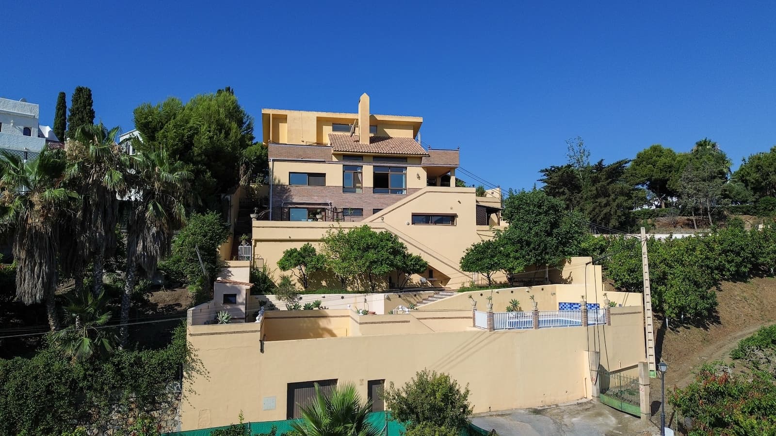 Well-maintained spacious villa on three floors with garden and a newly renovated pool, fantastic views of the mountains. Located in the well-regarded urbanization Los Almendros in Salobreña, which is considered one of the ten most exclusive urbanizations in Spain. The nearest beach takes 12 minutes to walk and the nearest large supermarket, 7 minutes by car.The villa has two apartments with fully equipped kitchens and living rooms, along with bedrooms, bathrooms and terraces. In total there are 6 bedrooms and 3 bathrooms plus another toilet by the pool area, ideal for multi-generational living or if you want to rent out e.g. the lower floor.A spacious hall warmly welcomes us into the house on the entrance floor, here on the left you have a large living room with large windows for lots of light and wonderful views of the mountains. A wood-burning stove is in the middle of the room, to provide a comfortable indoor temperature during the cooler winter months. Here we also have an exit to one of the many terraces that the house has.Adjacent to the living room we have a fully equipped kitchen, also with a lovely view of the mountains. From the kitchen there is also a staircase to the lower floor. Further on this floor we have a bathroom and a bedroom, this bedroom is currently used as an office.Back to the hall and we go up to the upper floor, where directly on the left we have an exit to another large terrace. You can also reach that terrace from the bedroom, which is located next door. Next we have a bathroom and two more bedrooms, the latter bedroom has an exit to another terrace. From here you can see a small glimpse of the sea.We go down to the lower floor, either via the stairs in the kitchen on the entrance floor or via stairs on the outside of the house on both sides. Here we find a large furnishable hall, which is currently used as an office and music room. There we have another bathroom and a bedroom, this bedroom is currently used as a dressing room and storage room.Then follow two more bedrooms and, adjacent to them, a large fully equipped kitchen with an open plan to the living room with another wood-burning stove. The kitchen and living room have many windows for lots of light and from the kitchen, you also have fantastic views of the mountains. From here you reach another terrace, where there is also an outdoor kitchen.Last but not least we have the large pool area, with plenty of space for lazy days in the sun loungers. There are also fruit trees and space for your own crops, as well as a toilet so you don't have to go into the house. Next to the pool area there is another entrance to the house, with lockable parking.Salobreña has a subtropical climate and is located between Almuñécar and Motril, it takes just under 20 minutes in either direction to each town. Motril is a significantly larger city and there are more public services here, including a large hospital. To an 18-hole golf course, it only takes 12 minutes by car. To Malaga airport it takes just over an hour by car, there are also regular bus trips from Malaga to Salobreña. During the winter months, you only have an hour and a half drive to Granada and skiing in Sierra Nevada, the best of both worlds.