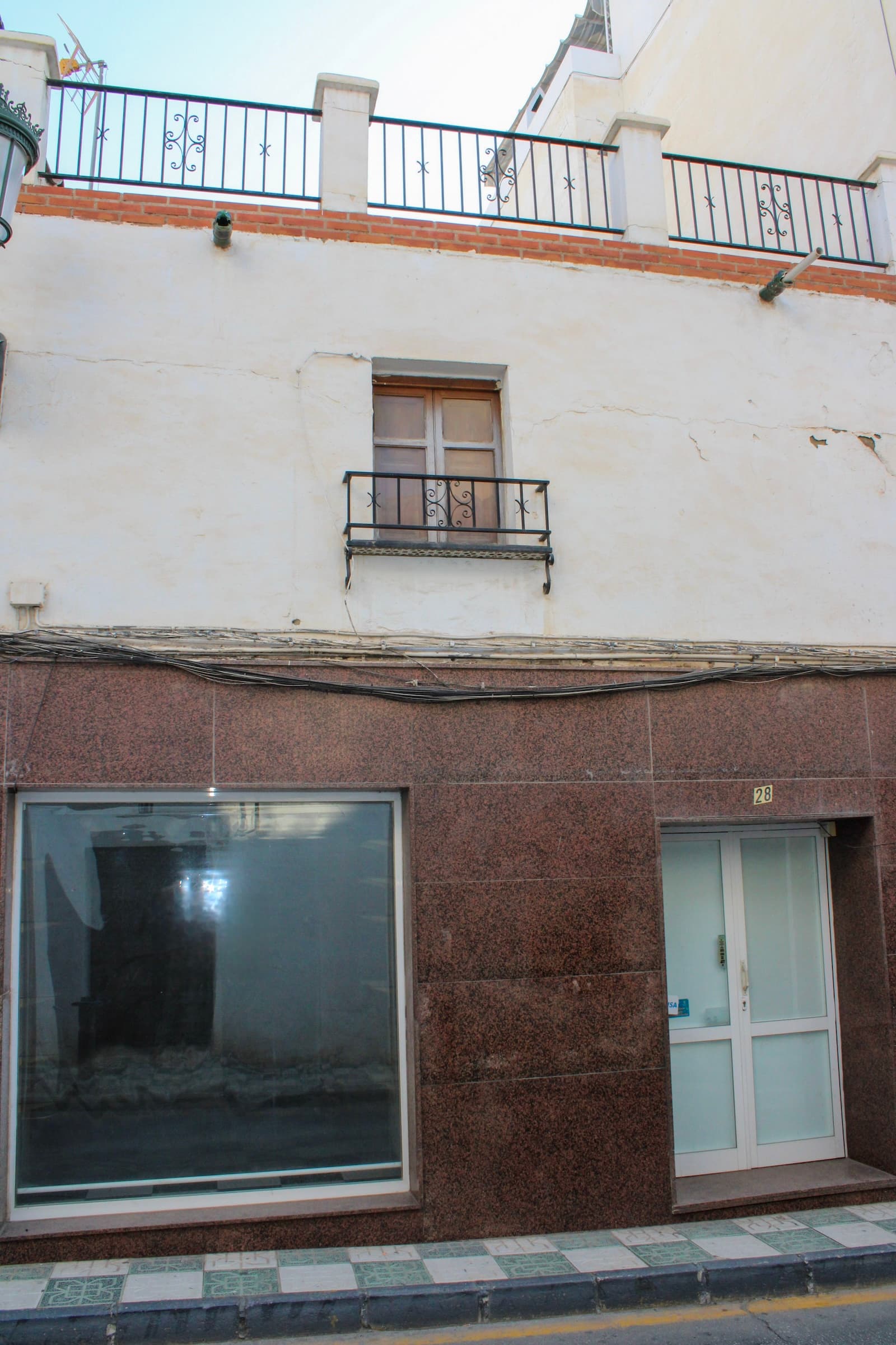 Property with apartment and premises in the center of Nerja, an exceptional investment opportunity.This is a golden opportunity to acquire a two-story property in the center of Nerja, where you have the opportunity to build at least one more floor with a roof terrace.The property currently consists of a ground floor premises of 90 m2, divided into various rooms and two toilets. On the upper floor there is an apartment of 53 m2, divided into two rooms and a toilet.Contact us today for a viewing.