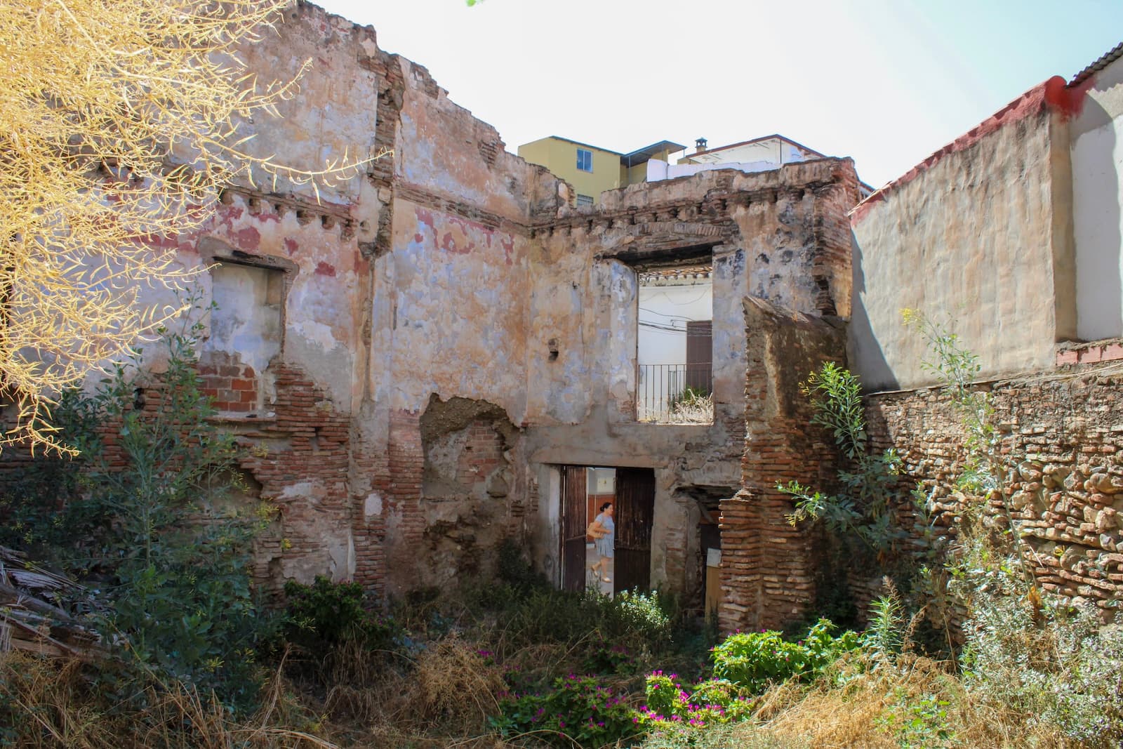 Building plot in the heart of Velez-Malaga, here you will have fantastic views of the city and the surroundings. You are close to all public services and to the lovely beach of Torre del Mar, it only takes 15 minutes by car.On the plot you can build a building on three levels, at street level a garage with basement of 150m2 and then two more levels with a total of 300m2. It is possible to build two houses or a building, with several apartments. From the top level, you will have a fantastic view and probably also a sea view.To Malaga airport it takes 40 minutes by car, but there is also regular bus service from Velez-Malaga via Torre del Mar. The recognized fine golf course Baviera golf, is only 12 minutes by car from your new home. In winter you only have 1 hour and 45 minutes by car to Granada, with skiing in Sierra Nevada. Skiing in the morning and swimming in the afternoon, the best of both worlds.