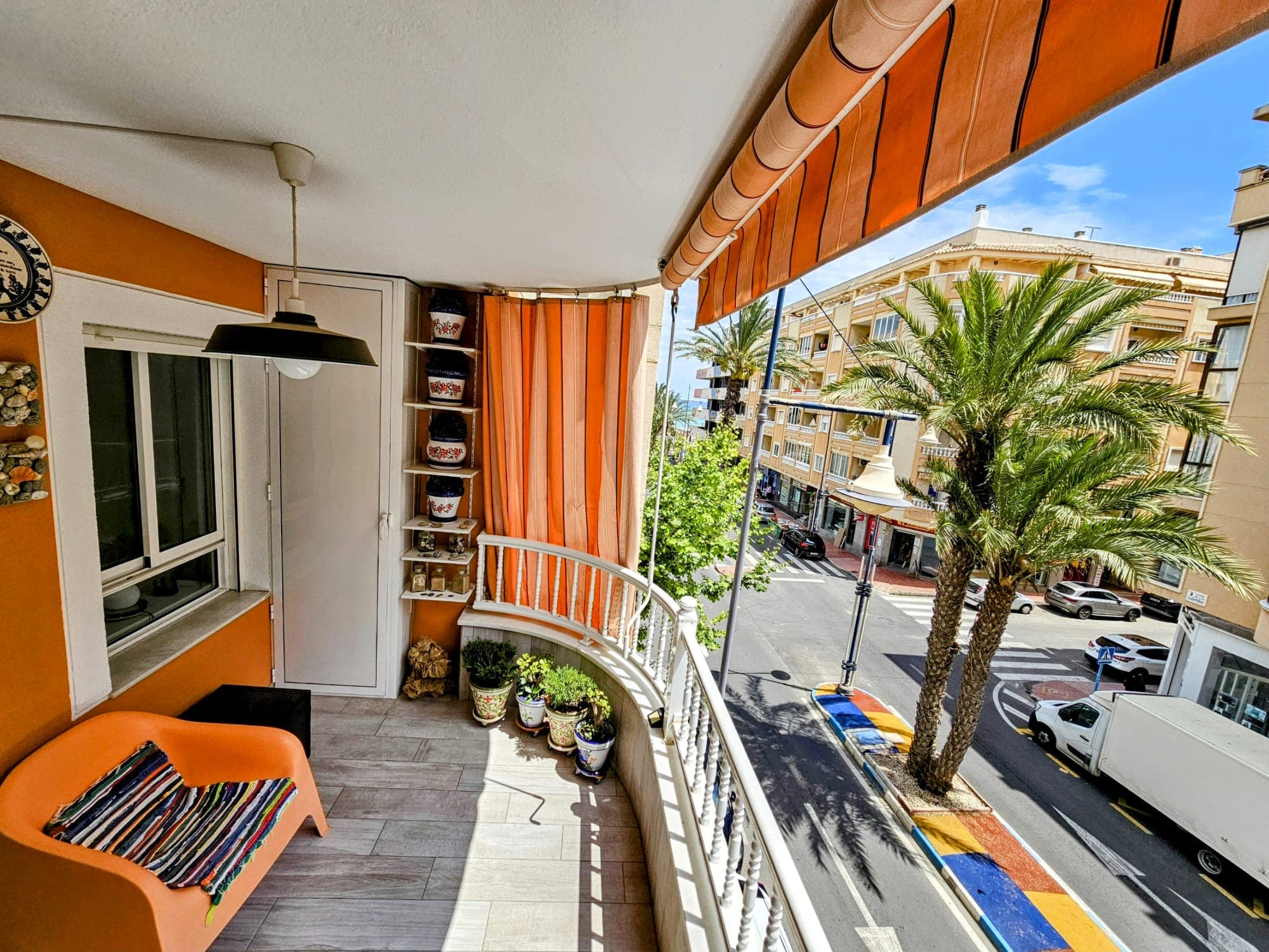 Modern renovated apartment in the heart of Torrevieja – just 150 meters from the beachThis fully renovated 2nd-floor apartment combines modern comfort with a prime location close to the sea.Key features:110 m² built area3 bedrooms (one currently used as a walk-in closet)2 bathrooms with walk-in showersSpacious living room with open-plan, fully equipped kitchenLarge sunny terrace with side sea viewsPrivate parking space in underground garage with direct lift accessSouth-facing, very bright throughout the dayAir conditioning (hot/cold) and electric heating in bathroomsBuilt-in wardrobesBuilt in 2000, in excellent conditionAccessible building with liftDescription:This apartment is sold partially furnished and is move-in ready. With its unbeatable central location, you’ll have restaurants, shops, and the beach promenade just steps away.Perfect as a permanent residence, holiday home, or a great investment opportunity with strong rental potential.