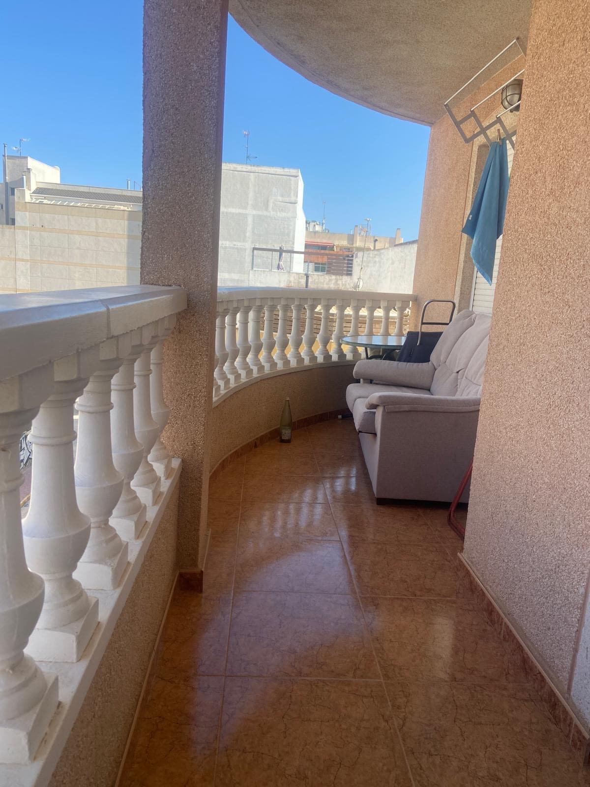 Beautiful apartment for sale in central TorreviejaThis bright and well-maintained 75 m² apartment is located on the 3rd floor of a building with an elevator. It is south-facing and consists of 2 bedrooms with fitted wardrobes, a living room, 1 bathroom, and a spacious terrace.The property is in good condition (resale), features air conditioning, and all windows face the street, ensuring plenty of natural light and a healthy indoor environment.Excellent location – within walking distance of supermarkets, pharmacies, restaurants, bars, bus stops, and a medical center. Just a 10-minute walk to the marina and about 20 minutes to the nearest beaches.