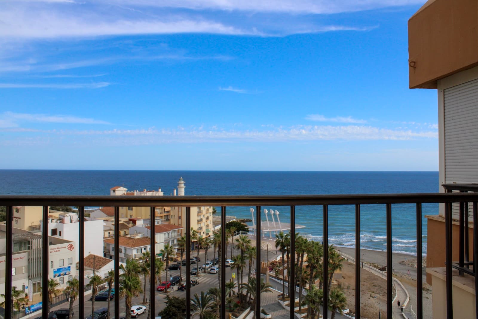 Penthouse in Torrox Costa with fantastic views of the Mediterranean Sea and the mountains.Unique opportunity to acquire a large penthouse in Torrox Costa, a full 120 sqm of living space and 92 sqm of terrace. The apartment is currently divided into three spacious bedrooms and two bathrooms, kitchen, as well as a large living room and corridors that connect the different parts of the apartment. With a little change to the layout, you can do something really nice.From all bedrooms and the living room, you have a fantastic view of the Mediterranean Sea. From the large terrace, you also have a wonderful view of the surrounding mountains. Just outside the entrance to the building where the apartment is located, is Torrox Costa's extensive sandy beach and promenade. Supermarkets, restaurants, banks and other public services are around the corner. In short, you can't get a better location.Malaga airport takes 45 minutes by car, but there is also regular bus service from Torrox Costa. The renowned Baviera golf course is only 15 minutes by car from your new home. In winter you have only an hour and a half drive to Granada, with skiing in the Sierra Nevada. Skiing in the morning and swimming in the afternoon, the best of both worlds. Torrox, the best climate in Europe!!!