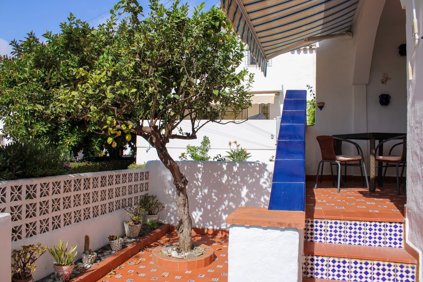 Well-maintained townhouse in the urbanization Almijara 1 in Nerja, with 3 terraces, 3 bedrooms, 1 bathroom and a toilet. There is a communal pool in the area, the nearest supermarket is only 5 minutes walk away. It takes 15 minutes to Playa Burriana and 20 minutes to Balcon de Europa. The house is sold fully furnished, just bring your bags and move in.An open and a covered terrace welcome us at the entrance, the obvious places to spend time with family and friends. Inside the house, we are welcomed by a hall that connects the different parts of the house. To the right we have a toilet and to the left, a large living room with fireplace and a dining area in a separate room. Adjacent to the living room and dining area, there is a fully equipped kitchen. From the kitchen you also reach the laundry room, as well as an exit to the back of the house.From the hall we take the stairs to the upper floor, here we have a bathroom with shower and three bedrooms. Two of the bedrooms have their own terrace, one with a glazed terrace and one with a lovely terrace with morning sun. A wonderful terrace to drink your morning coffee on.Malaga airport is just under 50 minutes by car, but there is also a regular bus service from Nerja. The renowned Baviera golf course is only 25 minutes by car from your new home. In winter you only have an hour and a half drive to Granada with skiing in Sierra Nevada, the best of both worlds.