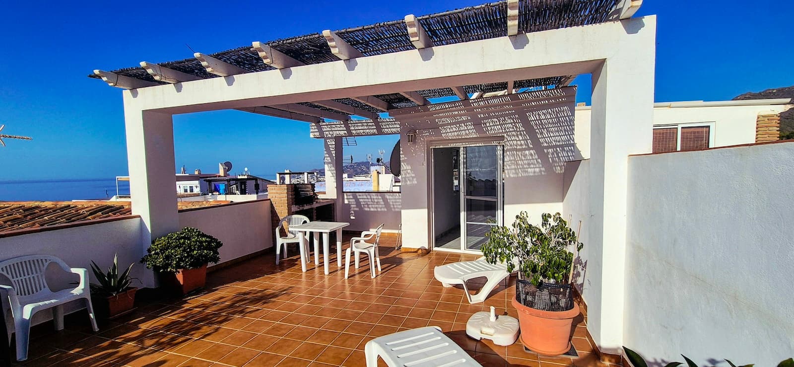 Townhouse with three apartments in excellent condition and best location in Maro, roof terrace with 360 degree views of the Mediterranean Sea and surrounding mountains. The house has a total of 4 bedrooms, 3 bathrooms and 1 toilet. Tourist license available, perfect for renting out in whole or in part.On the ground floor you have an apartment with two bedrooms, one bathroom and one toilet. A fully equipped kitchen and open plan to the living room, here there is also a glazed interior terrace that gives a lot of light to the apartment. One of the bedrooms also has access to another interior terrace, where you can enjoy your morning coffee or a glass of wine in the evening.We go up the stairs to the second floor, where we find two fully equipped studio apartments. Both studios are tastefully decorated and have a kitchen with a spacious living room, bathroom and separate bedroom. Large windows, which provide a lot of light.Finally, the crown jewel of the house, two large roof terraces with a total of 360-degree views of the sea and mountains. The obvious place to spend the warm summer evenings with loved ones. The peace and quiet of Maro, make this house a haven of harmony. Where you can take pleasant walks to the beach or the mountains, the beaches of Maro are considered the most beautiful beaches in Spain.This is an excellent opportunity to acquire a spacious property for either a large family or a business opportunity with the rental of the three apartments, tourist license available. But it is of course possible to live on the ground floor yourself and rent out the two studios.Malaga airport takes just under 50 minutes by car, but there is also a regular bus service from Nerja. The renowned Baviera golf course is only 25 minutes by car from your new home. In winter you only have an hour and a half drive to Granada with skiing in Sierra Nevada, the best of both worlds.