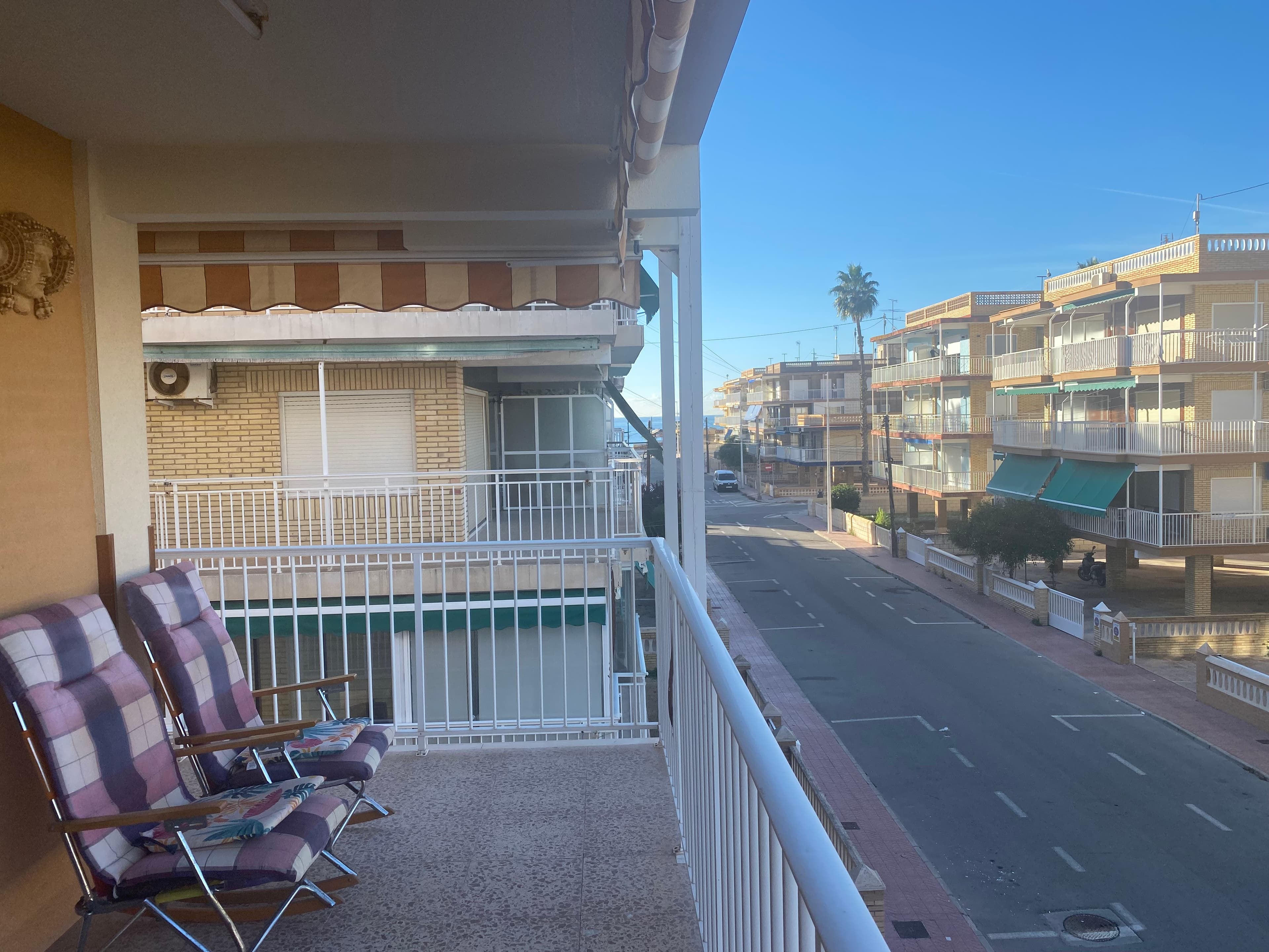 Bright and inviting apartment located in the Gran Playa area, just a few metres from the beach. The building has been renovated and offers storage rooms for all units, communal showers, and a very spacious parking area.The flat with abundant natural light throughout the day.