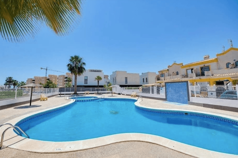 Bright and fully renovated semi-detached house spread over three floors, offering a total of 123 m² of comfortable living space.Main features:3 bright bedrooms2 modern and practical bathroomsSpacious living-dining room with a wood-burning fireplace — perfect for cozy winter nightsBright, large, and functional kitchen2 generous terraces (front and back) plus a balcony — ideal for relaxing or enjoying the outdoorsPrivate solarium — perfect for sunbathing or creating a chill-out areaPrivate parking space included in the priceStorage roomAir conditioningSwimming pool and gardenLocated in a quiet area with good orientation, close to all amenities. The home is in excellent condition and ready to move into.