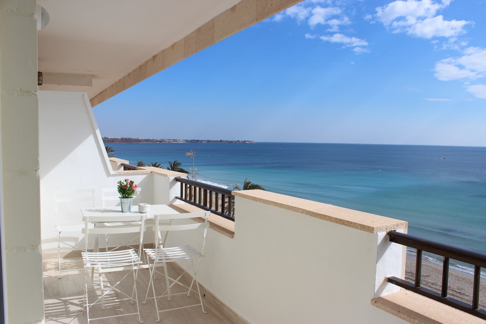 Located just steps from the stunning Mil Palmeras beach, this beautifully renovated second-floor apartment offers exceptional sea views and a prime Mediterranean lifestyle. The property has been owned by the same owner since its original purchase and was fully renovated in 2016 to a modern, high-quality standard.With a valid tourist license since 2016, the apartment has been successfully rented for short-term and vacation stays, making it an excellent investment opportunity as well as an ideal holiday home.Property FeaturesTotal Area: 96 m²Bedrooms: 3 spacious bedroomsBathrooms: 2 full bathrooms (including 1 en-suite)Sea Views: Yes – from the second floorTourist License: Active since 2016Renovation: Complete renovation in 2016Parking:1 garage space located in the basement1 exterior parking space on the building's private plotThis apartment combines comfort, style, and excellent rental potential in one of the most sought-after beach locations on the Costa Blanca.