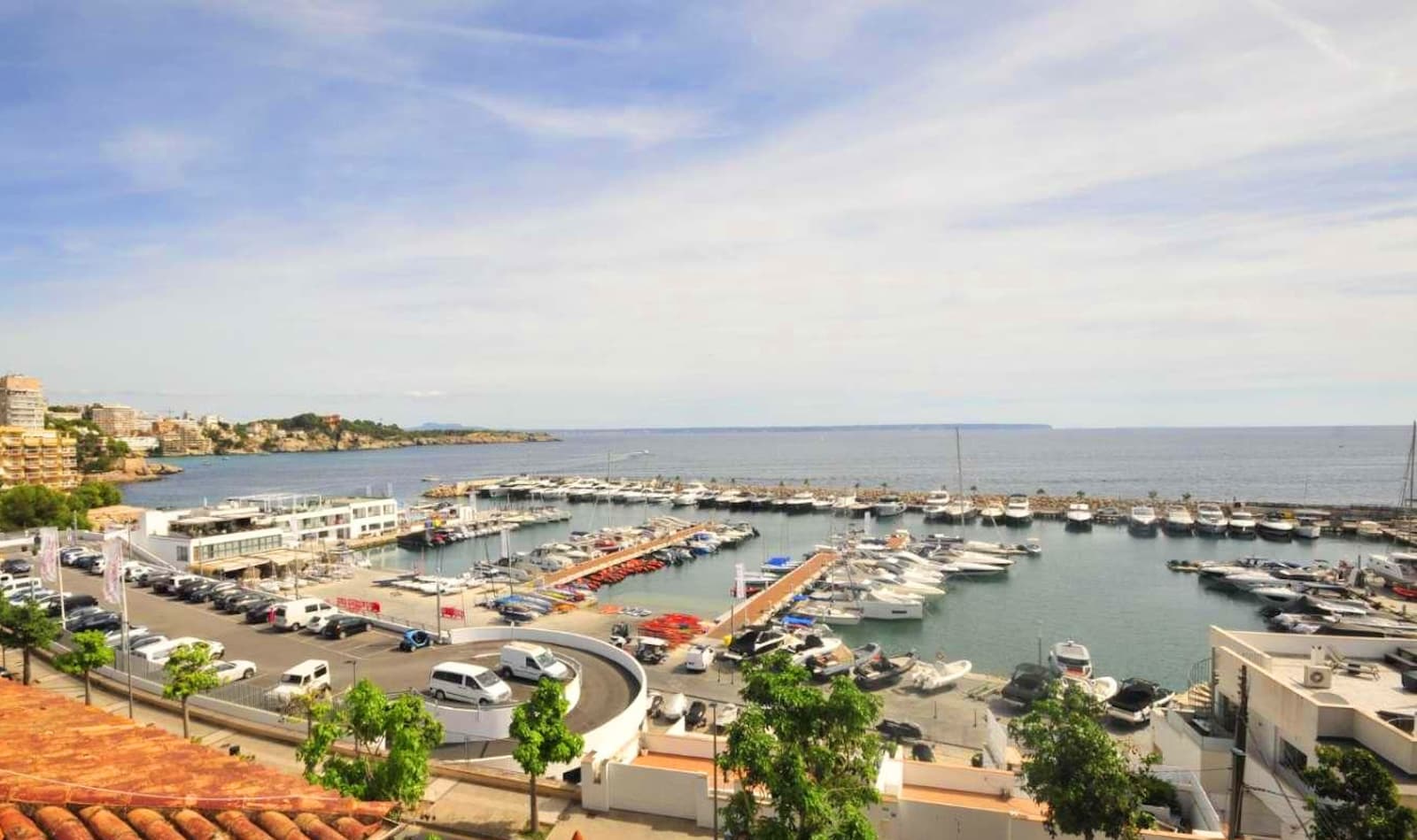 Spacious property located on the front line of Puerto de Calanova in the charming residential area of San Agustín, featuring traditional Mallorcan style.This property offers the potential to be converted into three separate homes. Currently, it comprises a three-story main house, an annex totaling 358 m² of built space, a garage measuring 59 m², and two street-level commercial units of 53 m² and 62 m² respectively, both currently rented.The total constructed area is 532 m², situated on a 364 m² plot, according to the property registry.Current layout:On the ground floor, you’ll find an outdoor barbecue area with an exterior kitchen located in a covered porch, a spacious terrace, and a garage of 59 m². Inside the main house, there is an 18.7 m² entrance hall, an 11.4 m² hallway, a large living room measuring 27.2 m², a dining room of 17 m², a kitchen of 24.6 m², plus a guest toilet and pantry.The first floor features four double bedrooms and two full bathrooms, one with a jacuzzi and the other en suite.The second floor comprises five double bedrooms.On the third floor, there is a small tower with a terrace offering direct views of the mountains, sea, and Puerto de Calanova.The annex includes two bedrooms, a living room, and a kitchen, although it currently requires complete renovation. Basic features:Terraced house with three floors, 532 m² built.11 bedrooms.Second-hand/good condition.2 bathrooms.Plot of 364 m².Terrace included.Garage space included in the price. Additional details:3 floors3 living rooms11 bedrooms2 bathrooms (one interior)2 terracesStorage roomLaundry roomPantryDetached garageCommercial offices building