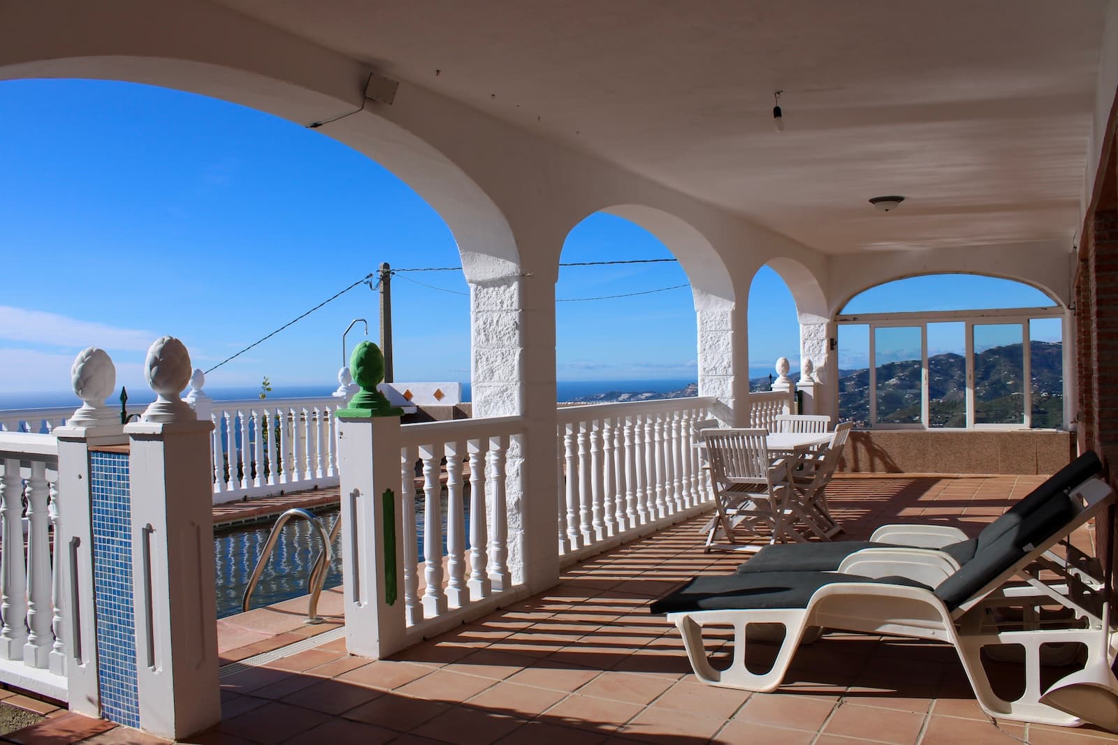 Pool villa with stunning sea views and private garden.Detached house with great potential, currently consisting of two bedrooms and a bathroom with shower. Living room with fireplace and open plan to the kitchen, as well as a large lovely terrace and private pool. In addition, an unfurnished basement with fireplace and the same size as the upper floor, electricity, water and drainage are already connected.Private garden on both the front and back of the house, solarium on the roof of the house. Share in the water community and the house has a large water deposit, septic tank. Large storage spaces under the terrace. All documents in order, DAFO available.It takes 15 minutes to the center of Almuñécar in one direction and 15 minutes in the other direction to Salobreña, it takes less than 10 minutes to the nearest beach. It takes an hour to Malaga airport by car, and there is also a regular bus service from Almuñécar. There is an 18 hole golf course in Salobreña, located just 15 minutes drive from the house. In winter you are only an hour and a half drive to Granada with skiing in the Sierra Nevada, the best of both worlds.