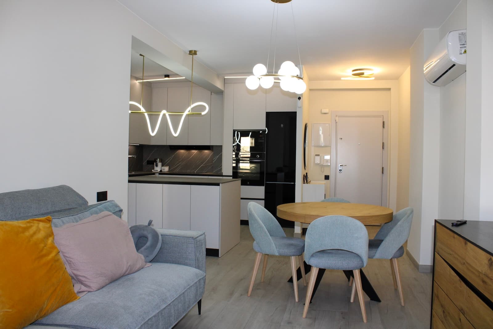 Newly renovated large bright apartment with two bedrooms, one bathroom and glazed balcony in the center of Vélez-Málaga, furnished with tasteful design and high-quality product selection. Located on the first floor of a building with elevator, all amenities are around the corner including schools, health center, supermarkets and public transport.A spacious open plan living area with kitchen and kitchen island, as well as living room with dining area and a glazed balcony. Top quality kitchen appliances, including an integrated wine refrigerator in the kitchen island. Adjacent to the kitchen is a storage room with a washing machine and water heater, as well as access to an interior terrace.Double glazing and automatic blinds in all windows, durable flooring and modern lighting fixtures in all rooms. When the apartment was renovated, the electrical and plumbing installations were also replaced.Vélez-Málaga is the capital of the Axarquía region and boasts a rich historical, cultural, architectural and gastronomic heritage, as well as being close to the beautiful beach of Torre del Mar. The beach of Torre del Mar is only 8 minutes by car, there is also a regular bus service. It only takes 12 minutes to the renowned Baveria golf course, and it takes just under 40 minutes to Malaga airport.