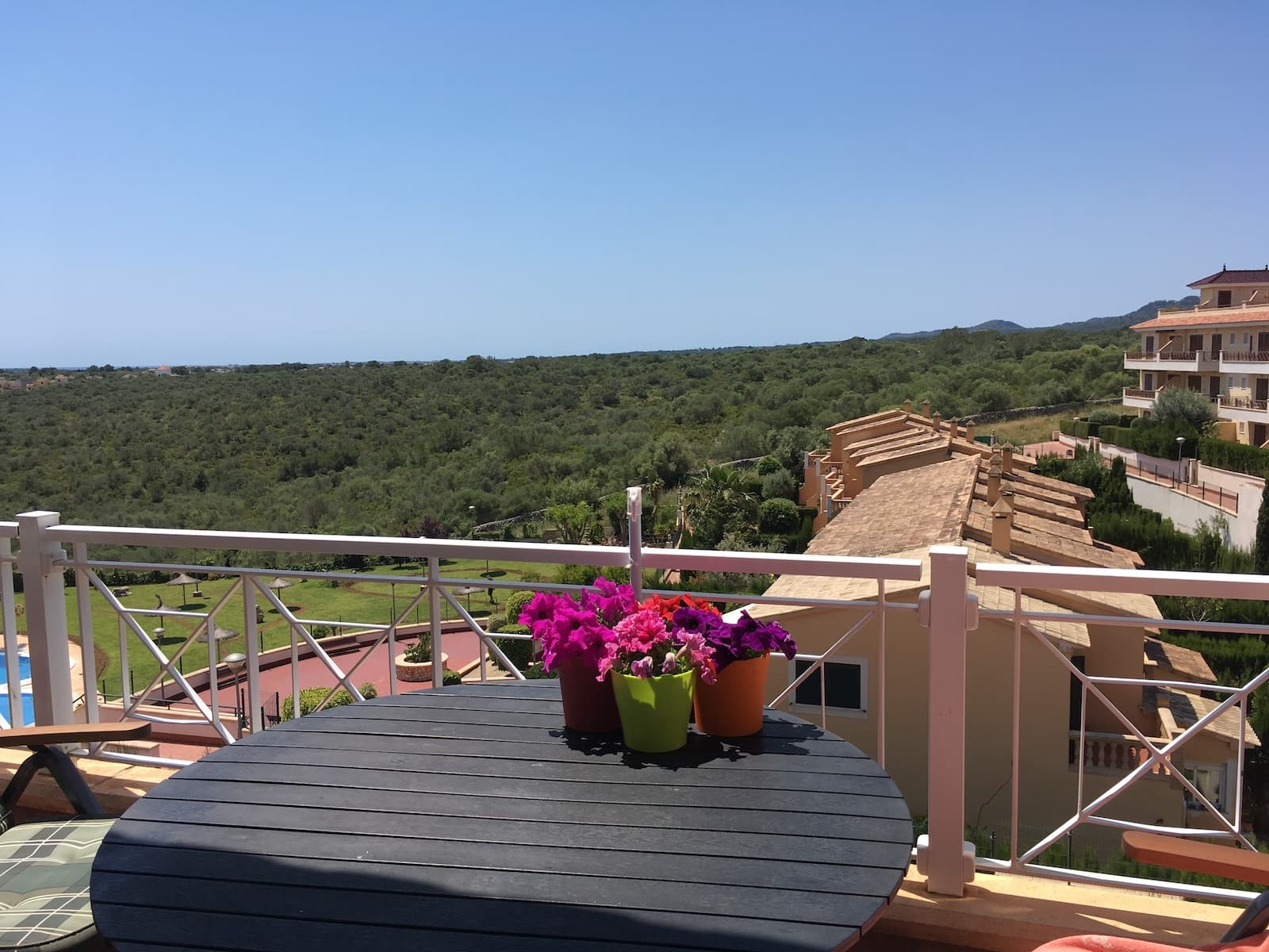 Bright penthouse apartment with large private roof terrace in Cala DomingosWelcome to this bright and inviting apartment with 2 bedrooms and 2 bathrooms, located in the sought-after residential complex Valls de Cala Domingos in Calas de Mallorca – just a 10-minute walk from the beautiful sandy beach Cala Domingos.The property offers 84 m² of living space and features a functional and well-designed layout. It includes two comfortable bedrooms and two bathrooms, one of which is en-suite to the master bedroom. The apartment also offers a bright living room with dining area, a kitchen, and direct access to a private terrace of 14 m², overlooking the beautiful green communal areas.The true highlight of the property is the large private roof terrace of approximately 70 m², featuring a spacious outdoor kitchen. This exceptional outdoor space offers plenty of room for lounge furniture, dining, and sunbathing – all while enjoying lovely open views over the surrounding green areas and peaceful surroundings.As an owner in Valls de Cala Domingos, you will also have access to beautiful communal gardens and a swimming pool, creating a relaxed Mediterranean atmosphere throughout the year.The apartment also includes a private parking space of approximately 10 m².The property is situated in a quiet area close to nature, restaurants, and shops, and within easy walking distance of the beach.Key features2 bedrooms2 bathrooms (1 en-suite)Approx. 84 m² living spacePrivate terrace 14 m²Private roof terrace approx. 70 m²Private parking spaceLocated in the Valls de Cala Domingos community Calles de Mallorca:Calles de Mallorca is a peaceful residential area on the east coast of Mallorca, known for its natural beauty, relaxed atmosphere, and close proximity to stunning beaches and coves. It offers a charming blend of Mediterranean lifestyle, lush surroundings, and easy access to local amenities—ideal for both holidaymakers and year-round residents.