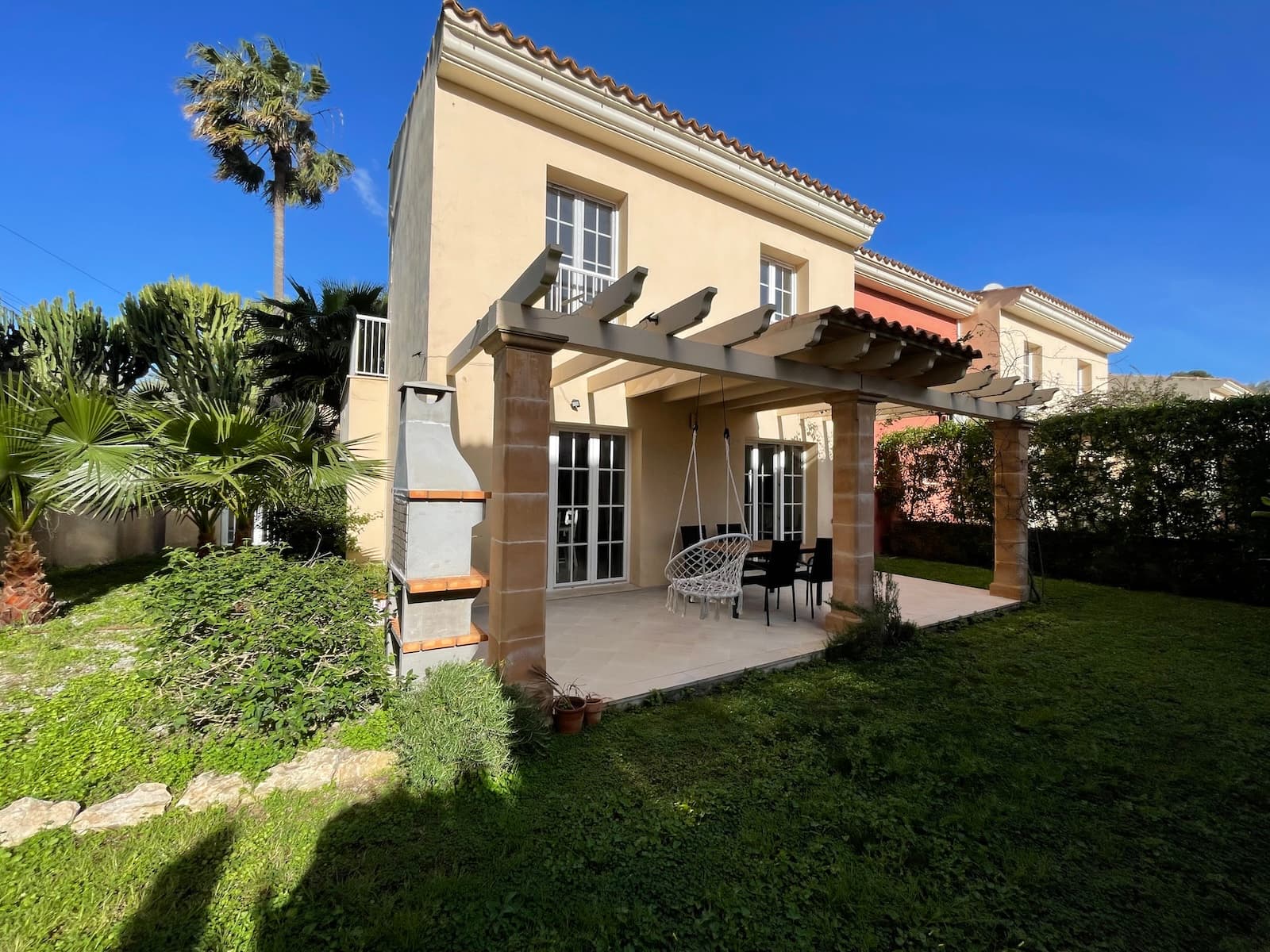 Charming Terraced house with private garden, garage, ETV rental license and communal pool in Cala MuradaThis charming home is located in a small and residential community of just four units in Cala Murada, combining classic Mediterranean style with a functional layout and lovely outdoor spaces.The property is distributed over two levels and offers approx. 108 m² of living space. On the ground floor, you are welcomed by an entrance hall, garage, bathroom, and an open-plan living area with lounge, dining space and kitchen in natural connection. From here, there is direct access to a spacious, partly covered terrace with pergola – perfect for enjoying both sun and shade.The first floor comprises three bedrooms. The master bedroom features an en-suite bathroom and access to a private terrace. The two additional bedrooms share a separate bathroom on this level.Outside, the property offers a private garden of approx. 180 m² surrounding the house, creating a lovely setting for outdoor living, relaxation and entertaining.The property forms part of a well-maintained community with a total plot size of approx. 1,467 m² and access to a large communal swimming pool. The home benefits from its own private entrance and a high degree of privacy.The property holds a valid ETV rental license, allowing for legal holiday rentals and making it an attractive option both as a private residence and an investment.About the area:Cala Murada is a peaceful and authentic area on Mallorca’s east coast, known for its relaxed atmosphere, beautiful surroundings and sandy beach. The area offers a good balance between tranquility and proximity to restaurants, small shops and everyday amenities. Popular destinations such as Porto Colom and Cala d’Or are just a short drive away, offering marinas, restaurants and vibrant life year-round.