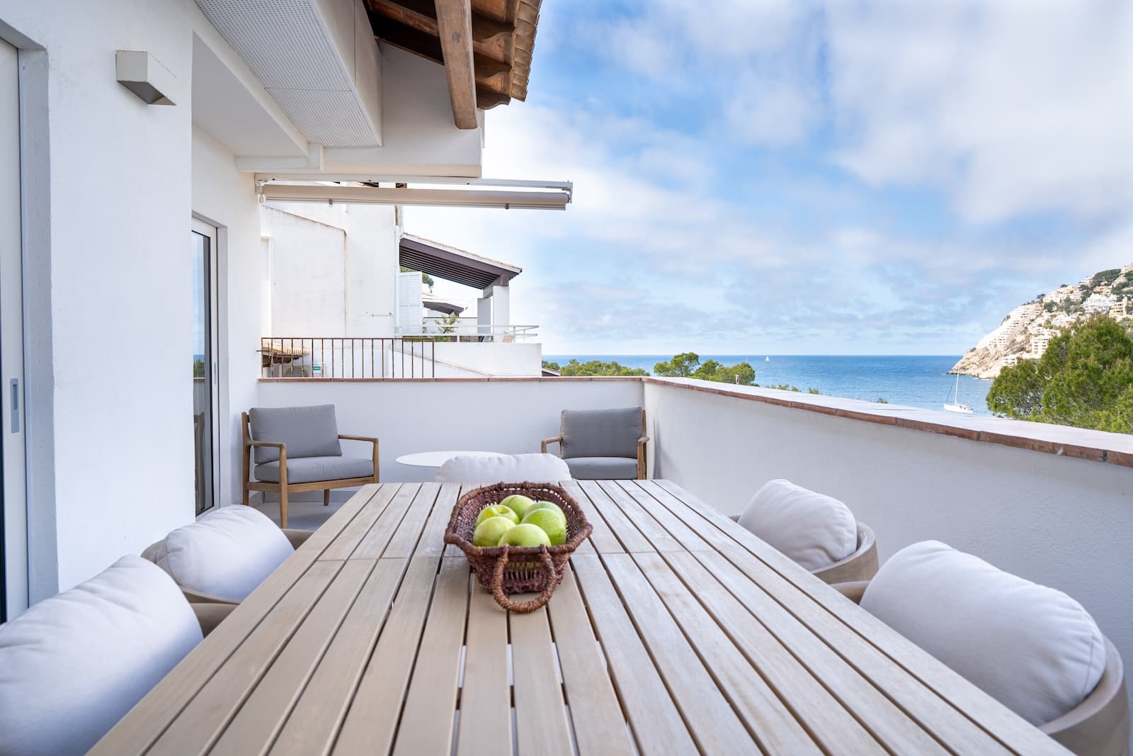 Renovated apartment with spectacular sea views within walking distance to the harbour in Puerto de AndratxThis exclusive, recently renovated apartment is located in a quiet and highly sought-after area of Puerto de Andratx, just a few minutes’ walk from the charming harbour with its restaurants, cafés and marina.The property is presented in a modern Mediterranean style with high-quality materials, elegant finishes and a refined, cohesive design. Great attention has been paid to both aesthetics and comfort, and the apartment is sold with tasteful furniture that enhances the luxurious and inviting atmosphere.The apartment features a bright and open living area with a fully integrated kitchen, creating a natural focal point of the home. Large windows allow for beautiful natural light and seamlessly connect the indoor and outdoor spaces, while framing the stunning views of the sea and harbour. From here, there is direct access to a lovely terrace – perfect for relaxing and enjoying long outdoor dinners.The property offers 3 bedrooms and 2 bathrooms, one of which is en suite. All rooms are bright, stylish and thoughtfully designed. In addition, the apartment includes a practical and well-sized utility/laundry room, offering excellent storage space and room for everyday functionality.As an added benefit, the residence also offers access to a communal roof terrace, where the panoramic views of the surrounding landscape and the Mediterranean can be fully enjoyed.The apartment also includes a private parking space – a highly attractive feature in this sought-after area close to the harbour.This is a perfect turnkey property for those seeking quality, comfort and an exceptional location – close to everything, yet in peaceful surroundings. SHAPE \* MERGEFORMAT  Highlights:Recently renovated to a high standardSpectacular views of the sea and harbour3 bedrooms / 2 bathrooms (1 en suite)Practical utility/laundry roomStylishly furnished with high-quality materialsPrivate terrace + communal roof terraceWalking distance to the harbour in Puerto de AndratxQuiet and exclusive locationPrivate parking