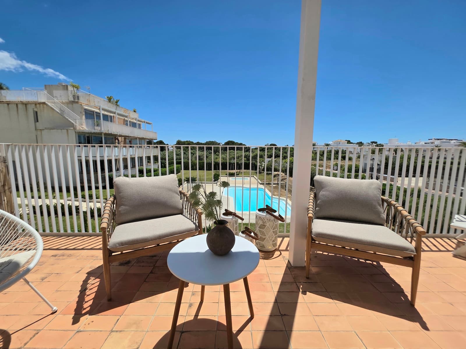 Stylish Penthouse with Expansive Terraces, Partial Sea Views & Private Parking in Cala EgosElegant penthouse apartment with generous terraces, partial sea views and private parking in Cala Egos. Located just a short walk from the beach, marina, restaurants and cafés, this stylish property offers the perfect blend of comfort, outdoor living and Mediterranean charm.The apartment offers approximately 60 m² of interior living space together with two fantastic terraces of approximately 65 m² and 12 m², creating several inviting outdoor areas ideal for relaxing, sunbathing or dining with family and friends. Large sliding doors allow plenty of natural light to flow through the apartment and create a seamless transition between the indoor and outdoor spaces.Inside, the property features a bright open-plan living and dining area with a modern fully equipped kitchen, two double bedrooms with fitted wardrobes, and two elegant bathrooms with walk-in showers, including one en suite.The penthouse is sold including the tasteful and high-quality furniture, making it ready to move into and enjoy immediately. A private parking space is also included.The property enjoys a peaceful location close to the beautiful coves and the lively marina atmosphere of Cala d’Or and Cala Egos. From the terraces there are pleasant open views with glimpses towards the sea, creating a wonderful holiday feeling all year round.A superb opportunity for anyone looking for an easy lock-up-and-leave holiday home or an elegant base in the sunny southeast of Mallorca.