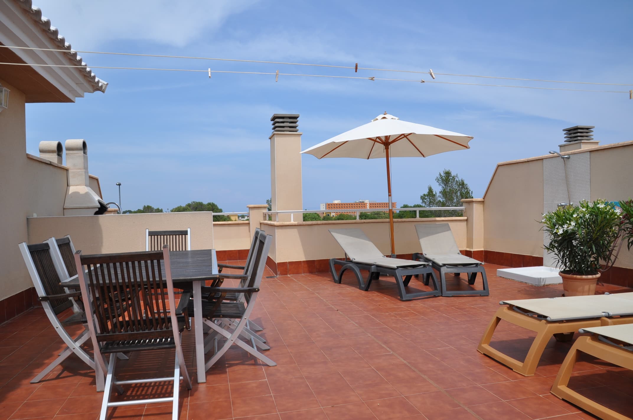 Bright penthouse apartment with large private roof terrace in Cala DomingosWelcome to this bright and inviting apartment with 2 bedrooms and 2 bathrooms, located in the sought-after residential complex Valls de Cala Domingos in Calas de Mallorca – just a 10-minute walk from the beautiful sandy beach Cala Domingos.The property offers 84 m² of living space and features a functional and well-designed layout. It includes two comfortable bedrooms and two bathrooms, one of which is en-suite to the master bedroom. The apartment also offers a bright living room with dining area, a kitchen, and direct access to a private terrace of 14 m², overlooking the beautiful green communal areas.The true highlight of the property is the large private roof terrace of approximately 70 m², featuring a spacious outdoor kitchen. This exceptional outdoor space offers plenty of room for lounge furniture, dining, and sunbathing – all while enjoying lovely open views over the surrounding green areas and peaceful surroundings.As an owner in Valls de Cala Domingos, you will also have access to beautiful communal gardens and a swimming pool, creating a relaxed Mediterranean atmosphere throughout the year.The apartment also includes a private parking space of approximately 10 m².The property is situated in a quiet area close to nature, restaurants, and shops, and within easy walking distance of the beach.Key features2 bedrooms2 bathrooms (1 en-suite)Approx. 84 m² living spacePrivate terrace 14 m²Private roof terrace approx. 70 m²Private parking spaceLocated in the Valls de Cala Domingos community Calles de Mallorca:Calles de Mallorca is a peaceful residential area on the east coast of Mallorca, known for its natural beauty, relaxed atmosphere, and close proximity to stunning beaches and coves. It offers a charming blend of Mediterranean lifestyle, lush surroundings, and easy access to local amenities—ideal for both holidaymakers and year-round residents.