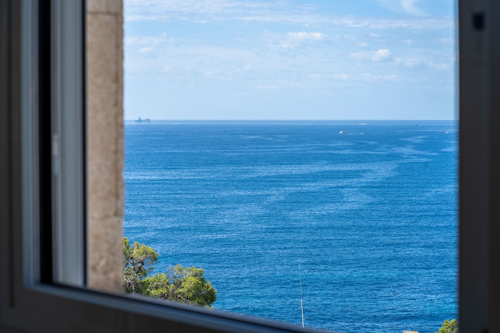 Bright apartment with direct sea views in sought-after San Agustín – walking distance to the beach and PalmaWelcome to this bright and inviting apartment located in the highly desirable area of San Agustín – one of Palma’s most attractive coastal neighborhoods. Here, you can enjoy a fantastic combination of direct sea views, abundant natural light, and walking distance to the beach, the Cala Nova marina, charming cafés, and restaurants.The apartment offers a wonderful open atmosphere with large windows that fill the home with natural light throughout the day. Both the living room and the bedrooms enjoy beautiful direct views of the Mediterranean Sea, creating a unique sense of calm and Mediterranean living.The property offers approximately 57 m² of interior living space distributed across a bright living and dining area with access to a terrace overlooking the sea, a modern kitchen, 2 bedrooms, and 1 bathroom. The terrace becomes a natural extension of the living area and the perfect place to enjoy the sun, sea views, and relaxed lifestyle all year round.The apartment is equipped with built-in air conditioning in all rooms and features integrated quality appliances from brands such as LG and AEG, including oven, fridge/freezer, built-in cooktop, and a combined washer and dryer.Additional features include double-glazed windows and built-in wardrobes in the bedrooms, offering both comfort and practical storage solutions.San Agustín is especially popular thanks to its unique location between the sea and Palma city center. Here, you are close to the beach and marina while also being within easy reach of Paseo Marítimo, Porto Pi, and Palma’s historic old town.An attractive coastal apartment with direct sea views in one of Palma’s most desirable seaside locations.
