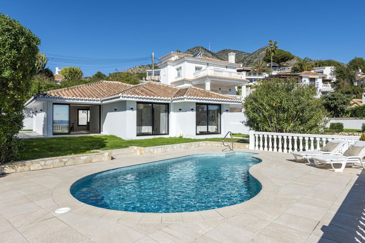 Elegante villa con impresionantes vistas al mar en La Capellanía – Costa del Sol Bienvenido a esta villa bellamente renovada terminada en 2025 en la tranquila y solicitada zona de La Capellania, a solo 800 metros de la playa, restaurantes y clubes de playa. Combinando el diseño escandinavo con materiales de alta calidad cuidadosamente seleccionados, esta casa ofrece un equilibrio perfecto entre comodidad y estilo, ideal tanto para relajarse como para reuniones sociales. Características de la propiedad: • Cuatro amplios dormitorios y tres baños elegantemente diseñados con calefacción por suelo radiante para mayor comodidad. • Piscina de agua salada renovada con mosaicos de color turquesa, iluminación nocturna y tecnología de piscina modernizada. • Magníficas vistas al mar, creando una sensación de apertura y tranquilidad. • Amplia zona de barbacoa y comedor, perfecta para disfrutar del tiempo con familiares y amigos. • Exuberante jardín con árboles y vegetación, realzando la tranquila atmósfera al aire libre. • Dos amplios garajes con puertas con control remoto y fácil acceso desde una amplia vía de doble carril. Ubicada en una ubicación tranquila pero bien comunicada, esta villa ofrece un refugio privado y tranquilo mientras está cerca de todo lo que necesita. Contáctenos hoy para programar su visita privada.