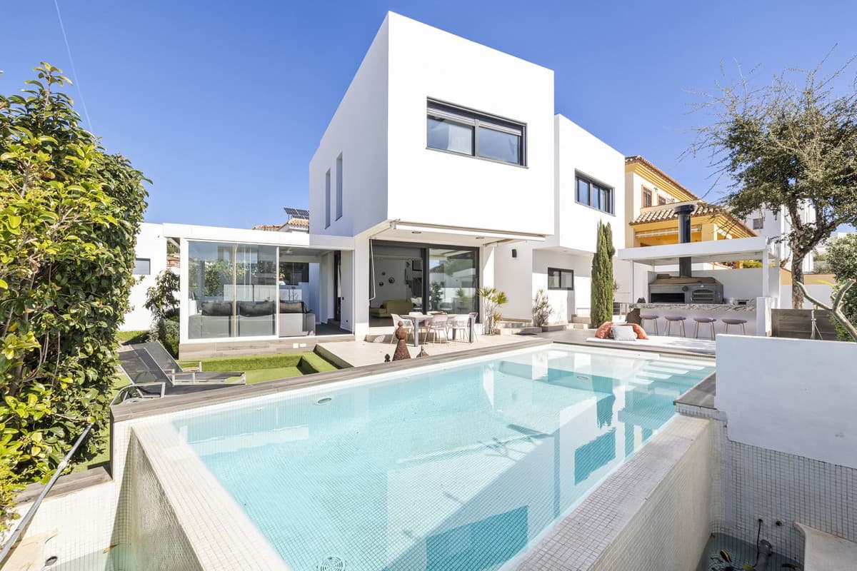 Exclusive villa in La Sierrezuela – luxury and tranquility near the Costa del Sol beachesExperience the perfect blend of luxury, elegance, and comfort in this stunning modern villa, featuring exceptional outdoor spaces with a private pool, covered terrace, and a beautifully landscaped garden.The villa offers four bright and spacious bedrooms, ideal for a large family or hosting guests. The impressive double-height living room creates a sense of openness and elegance, making it perfect for both relaxation and entertaining. The open-plan kitchen is equipped with high-end appliances and a sleek kitchen island, making it the ideal space for cooking, dining, and socializing.For ultimate comfort, the villa features solar panels and underfloor heating in the dining area, kitchen, and both bathrooms on the first floor.Step outside and enjoy the best of the Mediterranean climate in a serene and private setting. The villa's outdoor areas include:A stunning private poolA cozy lounge area, designed for comfort and tranquility.A fully equipped outdoor kitchen, ideal for barbecues and dining under the stars.A beautiful garden with fruit trees, adding a natural and peaceful atmosphere.Located just minutes from Fuengirola, this villa offers the perfect combination of privacy, exclusivity, and convenience. Enjoy the tranquility of a true Spanish atmosphere while having restaurants, shops, and essential amenities within walking distance.This villa is perfect for those seeking an exclusive home – whether as a permanent residence or a holiday retreat.Contact us today for more information – come and experience your dream villa!