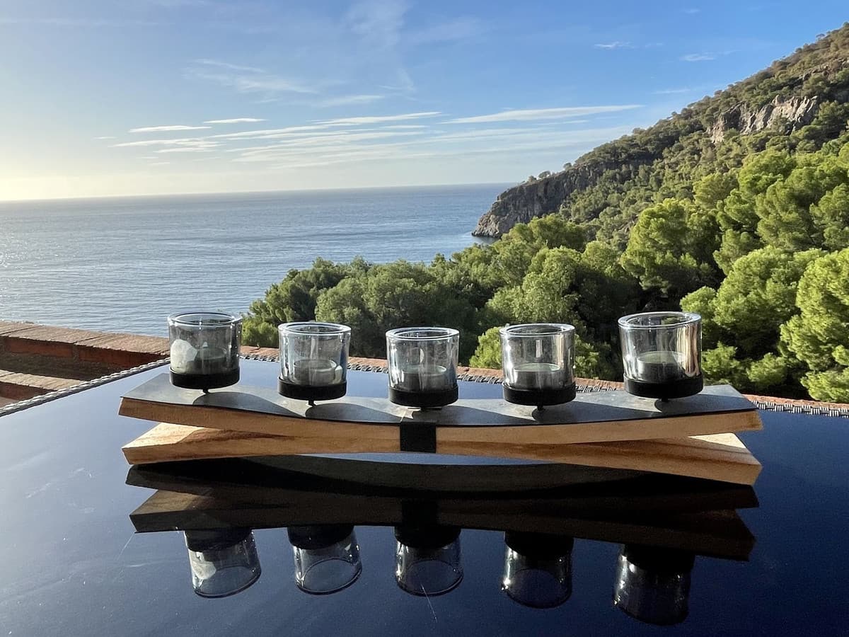 No pierdas la oportunidad de adquirir esta espectacular Casa pareada en La Herradura! Con una ubicación privilegiada en primera línea de playa y unas vistas impresionantes al mar y al parque natural de Cerro Gordo, esta propiedad te brinda la tranquilidad que buscas. Con una superficie de 350 m2, varias terrazas (114 m2) con vistas al mar y piscina privada de donde podrás disfrutar de momentos inolvidables junto a tu familia y amigos. Además, podrás refrescarte en tu propia piscina privada y disfrutar de una barbacoa. La cocina totalmente equipada para preparar deliciosas comidas. La propiedad también cuenta con un gran garaje con puerta automática con capacidad para 2 coches, para mayor comodidad. Además, cada planta cuenta con aire acondicionado frío y bomba de calor central, para que te sientas cómodo en cualquier época del año. Con 6 dormitorios y 5 baños, esta casa ofrece espacio más que suficiente para toda la familia. Además, cuenta con armarios empotrados y orientación sur, lo que garantiza una excelente iluminación natural durante todo el día. No pierdas la oportunidad de visitar esta increíble propiedad antes de que sea vendida a su nuevo dueño. Llámanos ahora para concertar una visita y descubre todo lo que esta casa tiene para ofrecerte! Ademas la casa tiene mucho opciones para ampliar.