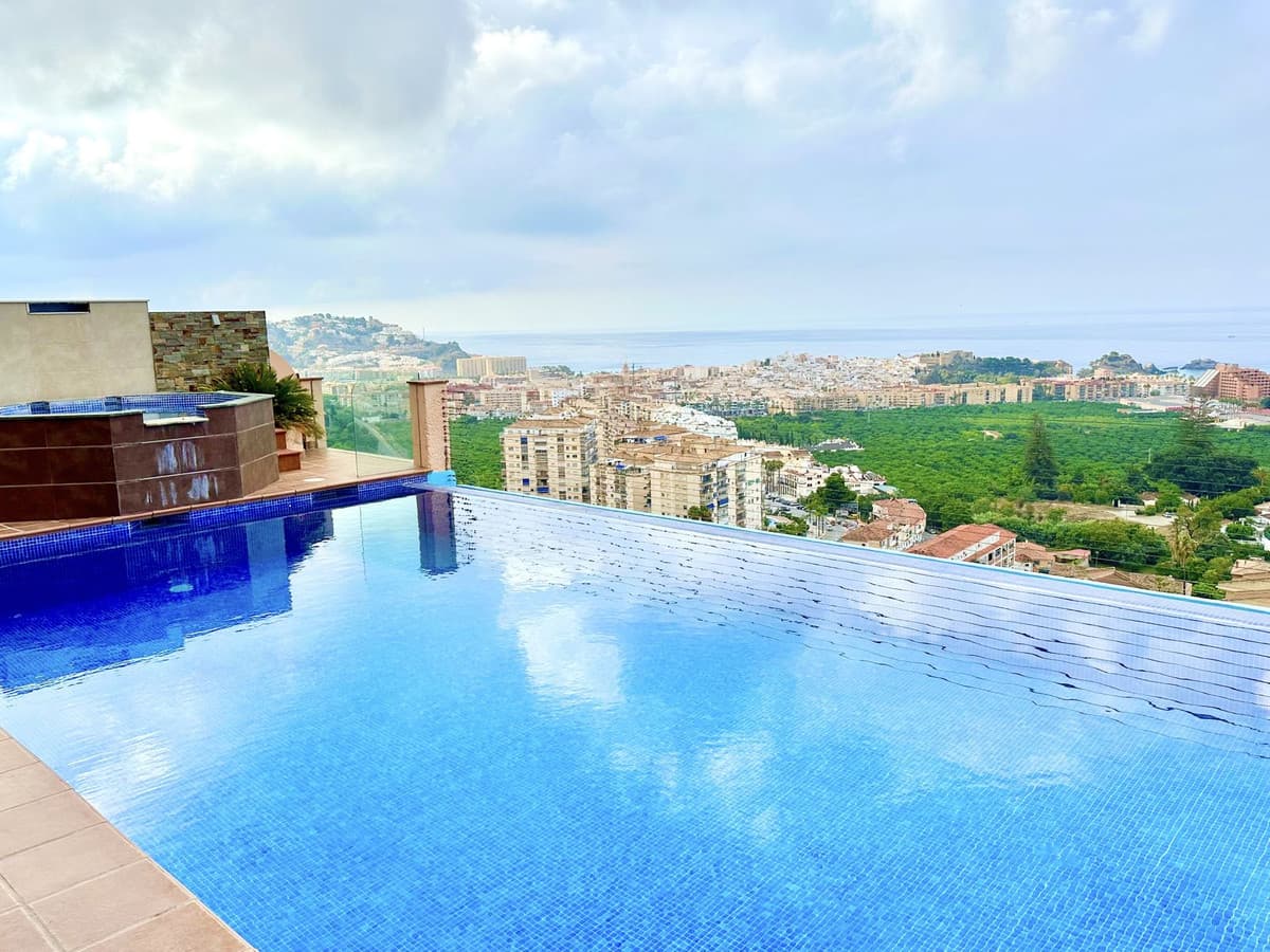 Espectacular chalet en Almuñécar con impresionantes vistas panorámicas al mar y al pueblo, gran piscina desbordante y jacuzzi, ambos climatizados, situado en una de las mejores zonas de Almuñécar. Almuñécar es una localidad costera de la Costa Tropical de Granada. Coronada por su castillo árabe, goza de una ubicación inmejorable. Se encuentra a unos 45 minutos de Granada, la ciudad de la Alhambra y a tan sólo 1 hora del Parque Natural de Sierra Nevada donde podrás disfrutar de los mejores deportes de nieve mientras disfrutas del buen tiempo. Pero eso no es todo, este pueblo se encuentra a tan sólo 1 hora del Aeropuerto Internacional de Málaga. Con una exquisita gastronomía y tranquilas y hermosas playas este pueblo puede ser su mejor opción. Este chalet consta de 500 metros de superficie construida aproximadamente, sobre una parcela de 850 m2, en la planta de entrada tiene su impresionante piscina, jacuzzi, pantalla de cine, barbacoa, sala de cine, sala de juegos (mesa de billar, ping pong, dardos) y gimnasio, salón, cocina, baño y dormitorio. 1ª planta tiene salón principal, gran terraza con vistas, cocina principal, 2 dormitorios, 2 baños. 2ª planta tiene 3 dormitorios todos en suite + torreta con otro dormitorio. Todas las habitaciones con aire acondicionado, vivienda sostenible, genera más energía de la que consume durante todo el año. Internet fibra óptica.