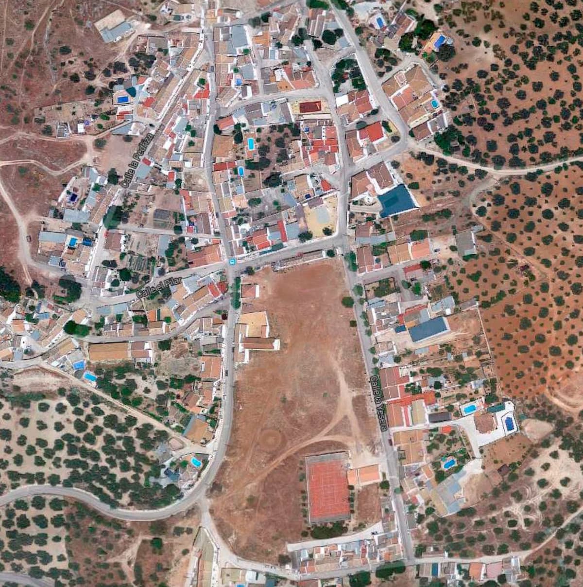 Oportunidad única: Terreno hotelero en venta en el corazón de Andalucía Se vende parcela urbana de 19.701 m² con permiso para construir un hotel de entre 90 y 110 habitaciones. La cubierta de 9.254 m² ofrece amplias posibilidades de construcción, en un terreno plano con leve inclinación de Norte a Sur y calles urbanizadas circundantes. Busca una inversión inmobiliaria rentable en un lugar idílico? No busque más allá de este excepcional terreno hotelero en venta, ubicado en el corazón de Andalucía. Con su ubicación privilegiada, impresionantes vistas y amplio potencial de desarrollo, esta propiedad es perfecta para crear un hotel de lujo que atraiga a viajeros de todo el mundo. Ubicación inmejorable: Situado en el centro de Andalucía, este terreno goza de una ubicación privilegiada, a poca distancia de las principales ciudades, pueblos pintorescos y playas impresionantes. Esta ubicación estratégica lo convierte en el lugar ideal para un hotel que busca atender a una amplia gama de huéspedes. Vistas impresionantes: El terreno ofrece vistas panorámicas impresionantes de los alrededores, incluyendo montañas majestuosas, viñedos exuberantes y olivares centenarios. Estas vistas de ensueño proporcionarán a los huéspedes un entorno tranquilo y memorable. Amplio potencial de desarrollo: Con una superficie de 19701 m², este terreno ofrece un amplio espacio para desarrollar un hotel de lujo con todas las comodidades. La propiedad tiene potencial para albergar una variedad de instalaciones, incluyendo habitaciones espaciosas, restaurantes gourmet, piscinas refrescantes y spas relajantes. Inversión rentable: La industria del turismo en Andalucía está en auge, y este terreno representa una oportunidad única para invertir en un negocio próspero. Con la ubicación perfecta, las vistas impresionantes y el amplio potencial de desarrollo, este hotel tiene todo lo necesario para ser un éxito rotundo. No pierda esta oportunidad única de poseer un pedazo del paraíso andaluz. Póngase en contacto con nosotros hoy mismo para obtener más información Además, existe la posibilidad de edificar 38 casas adosadas, con un diseño que aprovecha el desnivel del terreno para crear un entorno único. La parcela tiene una valoración de 620.098 €.
