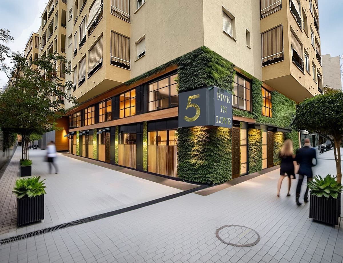 VIVIENDA EXCLUSIVA LOFT. Vivienda totalmente reformada, con las mejores calidades e inspirada en el LOFT moderno. Vivienda muy luminosa, con techos de más de 5 metros de altura, lo que la hace exclusiva. El Loft consta de dos plantas, la planta baja consta de una cocina integrada en el salón y de más de 5 metros de altura con grandes ventanales eléctricos, mueble bar, además en la misma planta hay una habitación con todas las comodidades y detalles, también dispone de un baño con un diseño exquisito. En la planta superior hay un espectacular dormitorio principal con acabados de diseño moderno y excelentes calidades. La ubicación del Loft es inmejorable ya que se encuentra en un entorno rodeado de magníficas zonas verdes y en el centro de Estepona, con todos los servicios necesarios, supermercados, colegios, centro urbano, farmacias, etc. Es un concepto de vivienda unico en la ciudad para gente exclusiva. La vivienda pose licencia de primera ocupación y celula de habitabilidad. Listo en el verano de 2025.