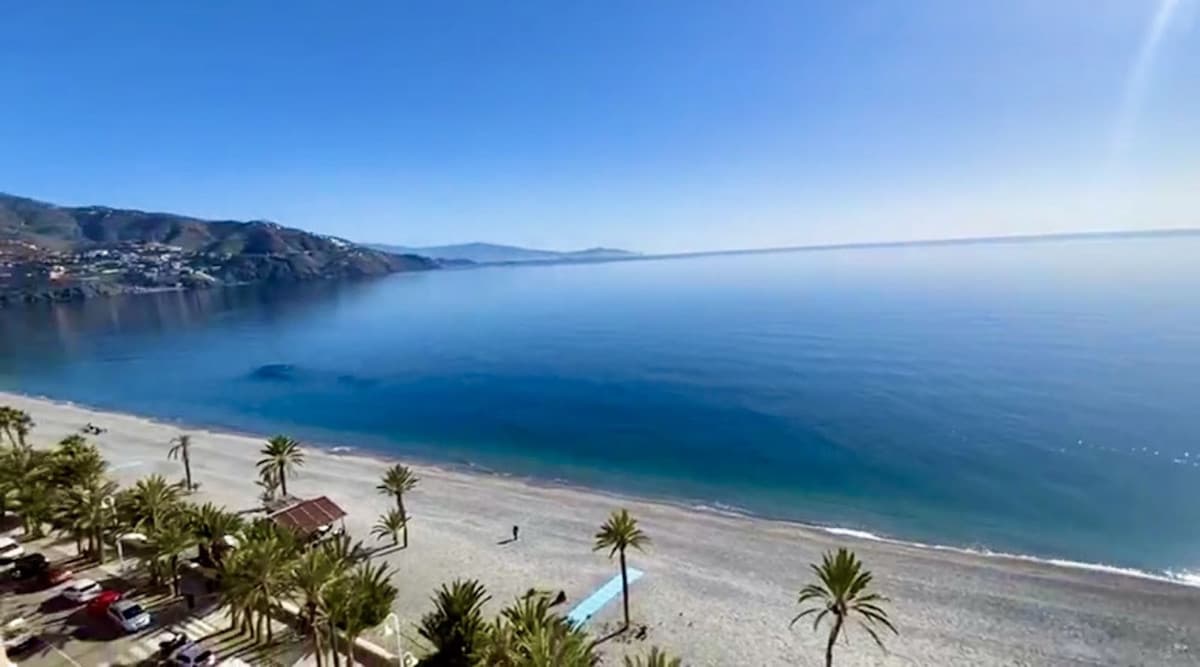 Descubre tu nuevo hogar en la costa tropical. Este precioso apartamento de 90 m² reformado, ubicado en primera línea de la Playa Velilla, te ofrece una vida llena de serenidad y vistas panorámicas al mar. Situado en la sexta planta de un edificio con tres ascensores, este piso es perfecto para quienes buscan tranquilidad sin renunciar a la comodidad. Cuenta con dos acogedores dormitorios, dos baños y un amplio salón comedor, ideal para disfrutar en familia o con amigos. Aunque la cocina está sin amueblar, esto te brinda la oportunidad de personalizarla a tu gusto. La ubicación es inmejorable: a solo 15 minutos andando del centro de Almuñécar por el encantador paseo marítimo, y con todos los servicios a mano, desde pequeños comercios hasta restaurantes y cafeterías. Además, estarás cerca del parque acuático, lo que añade diversión a tus días. La orientación sur garantiza luz natural durante todo el día, y la terraza y el balcón son perfectos para relajarte mientras contemplas el horizonte. Este apartamento es una oportunidad única para vivir o disfrutar de vacaciones en un entorno soleado y apacible. ¡No dejes pasar esta oportunidad de vivir junto al mar. Ubicado en una zona tranquila, podrás disfrutar de la paz y la serenidad que ofrece la costa, sin renunciar a la cercanía de todos los servicios a 5 minutos del centro y centro de salud. A 50 minutos de Granada y Sierra Nevada, a 60 minutos al aeropuerto de Málaga, tiendas, restaurantes, Cafeterías, farmacia, y actividades recreativas, colegios. Este es el lugar ideal para tus vacaciones o para vivir todo el año.