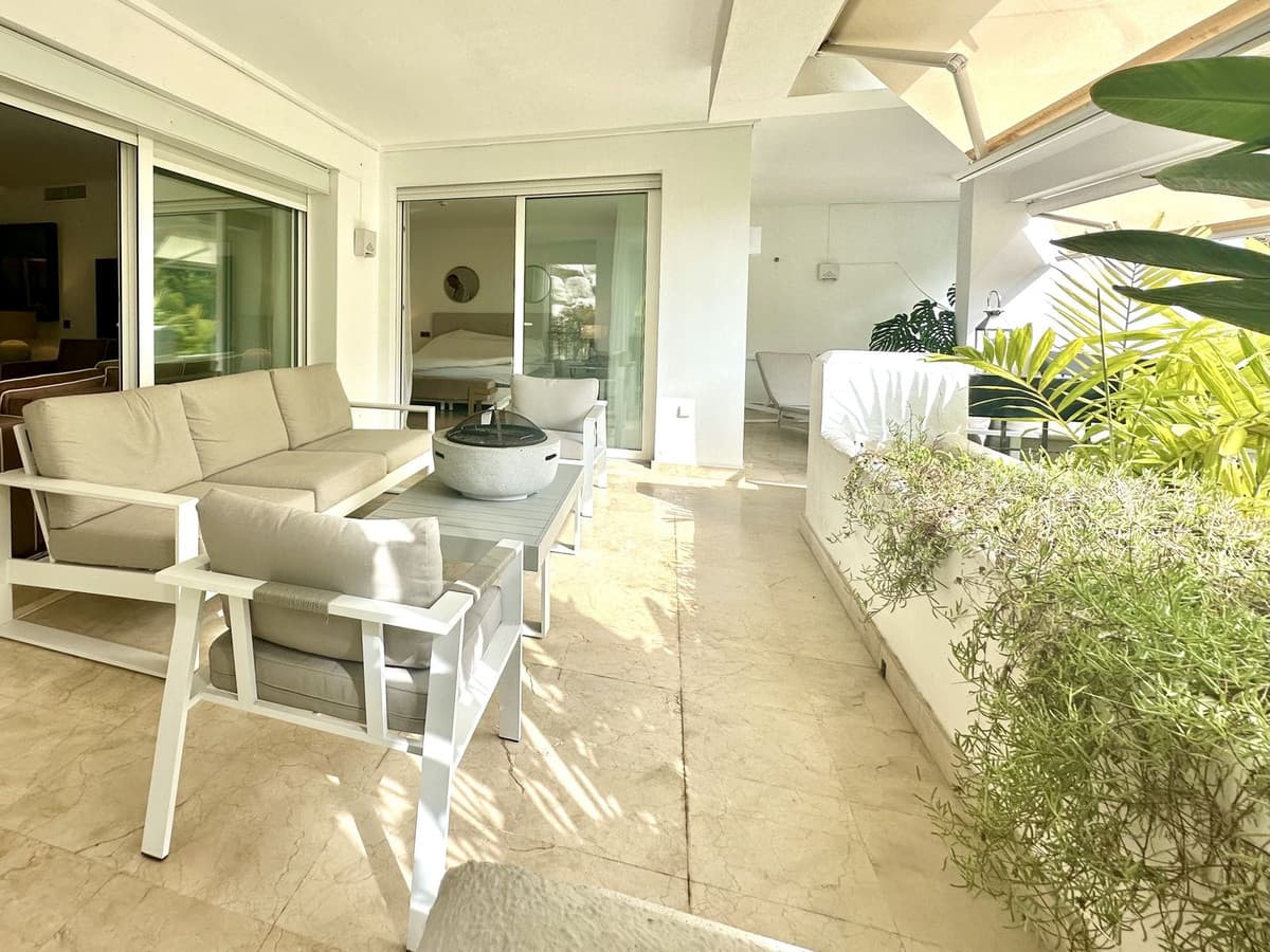 Descubre el paraíso en Río Real Golf. Este espectacular piso, completamente reformado, ofrece un diseño moderno de alta calidad que te enamorará desde el primer instante. Con 260 m² construidos y 122 m² útiles, este hogar es ideal para quienes buscan un estilo de vida sofisticado y de bajo mantenimiento. Disfruta de una amplia terraza de 72 m² con acceso directo al jardín, perfecta para relajarte o recibir a tus invitados. El piso cuenta con un dormitorio principal que puede convertirse en dos habitaciones, dos baños elegantes y armarios empotrados que optimizan el espacio. La comodidad está garantizada con aire acondicionado, calefacción eléctrica y una orientación sur que asegura luminosidad durante todo el día. Además, dispone de plazas de aparcamiento para dos vehículos y un trastero para almacenamiento adicional. La comunidad ofrece una piscina y jardines comunitarios, ideales para disfrutar del clima mediterráneo. Con ascensor y plaza de garaje incluida en el precio, este piso es una oportunidad única para vivir en un entorno exclusivo. No te pierdas la oportunidad de experimentar una vida de lujo en este rincón privilegiado de la Costa del Sol. ¡Ven a visitarlo y déjate sorprender!