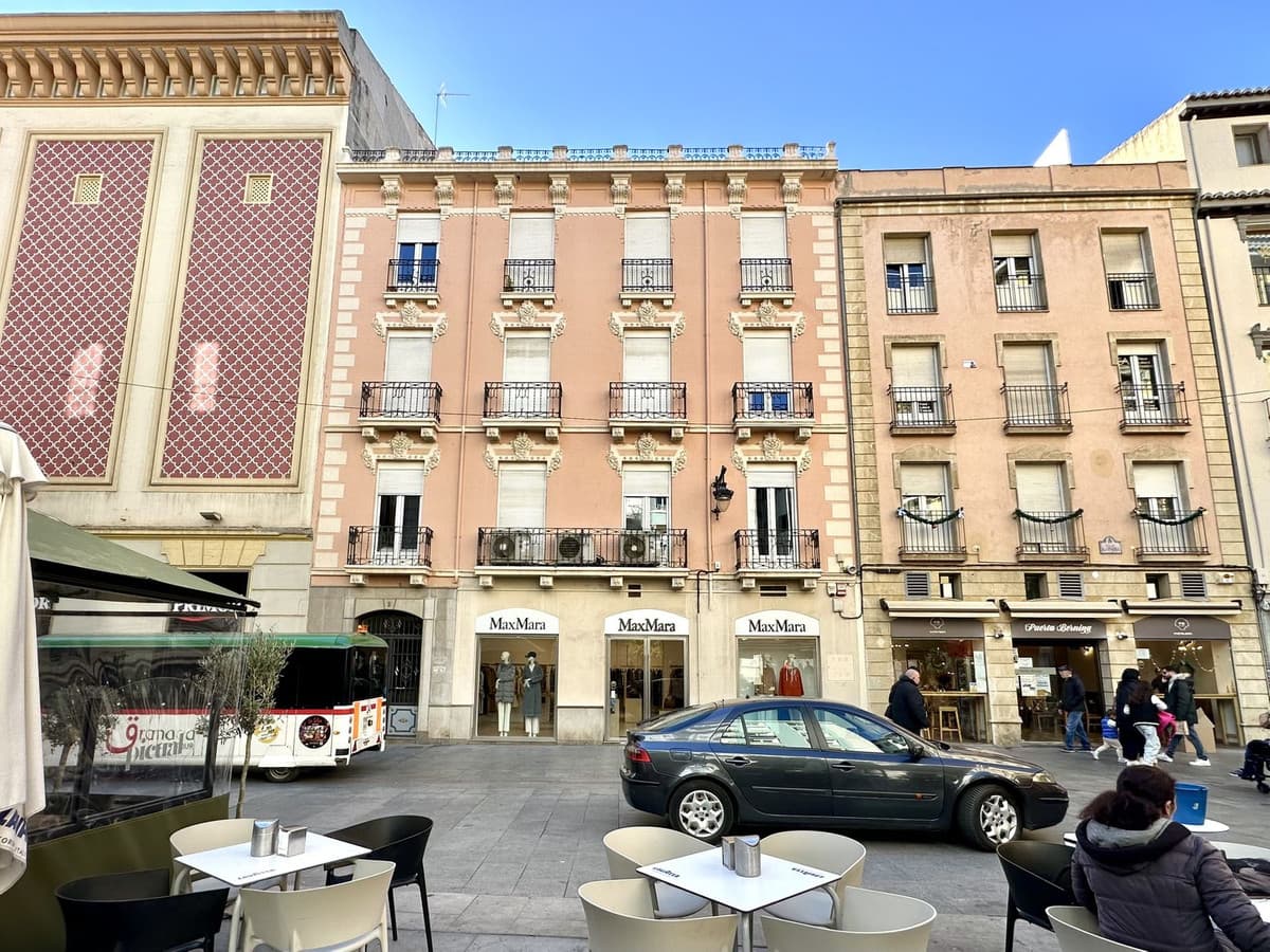 Descubre una joya en el corazón de Granada! Este exclusivo edificio residencial, situado en una de las zonas más deseadas y céntricas de la ciudad, es la oportunidad perfecta para inversores que buscan una alta rentabilidad en el mercado inmobiliario. Con un retorno sólido rentabilidad garantizado por inquilinos con contrato anual, este inmueble combina a la perfección ubicación privilegiada, modernidad y rentabilidad. El edificio, de 460 m² construidos, se distribuye en cuatro plantas, incluyendo una planta baja comercial que añade un atractivo extra a la inversión. Las viviendas en las plantas superiores están en buen estado y ofrecen un ambiente acogedor y moderno. Este valor activo exclusivo es ideal para quienes desean asegurar un ingreso constante y confiable en una de las ciudades más vibrantes de España. No dejes pasar esta oportunidad única de invertir en un edificio que no solo promete un retorno económico atractivo, sino que también se encuentra en una ubicación inmejorable. ¡Haz de este edificio tu próximo éxito inmobiliario!