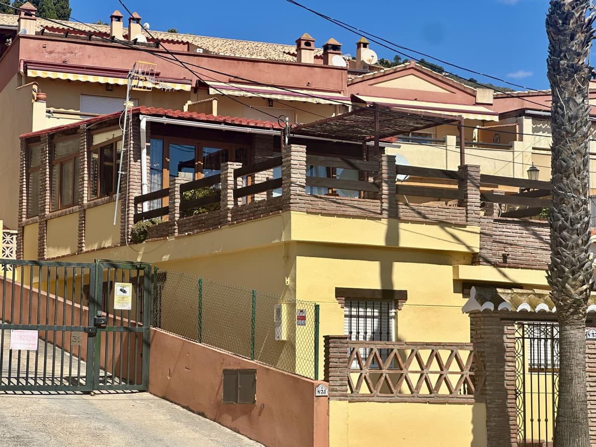 Descubre tu nuevo hogar a tan solo 700 m. de la playa. Este encantador chalet pareado de dos plantas, ofrece un espacio acogedor y funcional con 140 m² construidos y 130 m² útiles. Al entrar, te recibe un porche que da paso a un pequeño comedor fusionado con el salón, creando un ambiente cálido y familiar. La cocina, amplia y colorida, está totalmente equipada para satisfacer todas tus necesidades culinarias. Las escaleras de caracol te conducen a la planta superior, donde encontrarás una sala de estar rodeada de ventanas que inundan el espacio de luz natural. La terraza, orientada al sur, es el lugar perfecto para relajarse o disfrutar de comidas al aire libre, con la posibilidad de instalar un jacuzzi para esos momentos de máxima tranquilidad. Este hogar cuenta con dos dormitorios con ventanas al exterior y una habitación versátil que puede ser utilizada como vestidor, despacho o sala de juegos. Con armarios empotrados y en buen estado, esta propiedad es ideal para quienes buscan confort y cercanía al mar. No pierdas la oportunidad de vivir en un entorno encantador y lleno de posibilidades. ¡Ven a visitarlo y enamórate!