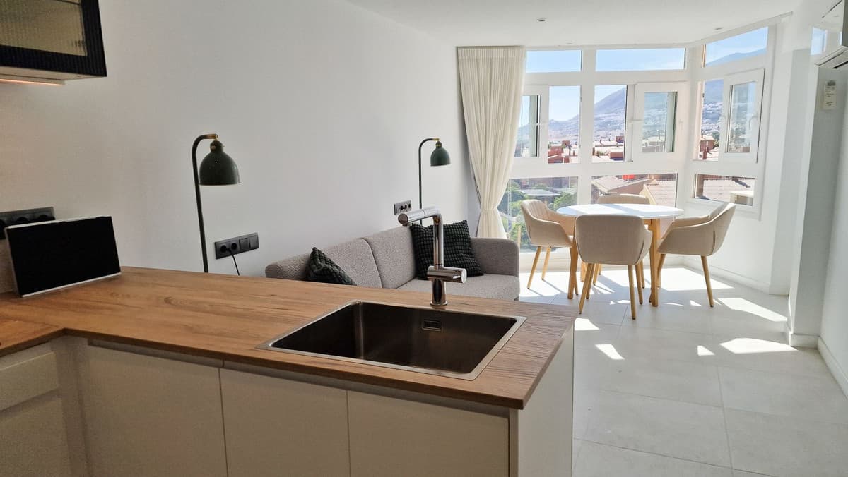 Estudio elegante, totalmente reformado, con impresionantes vistas a la montaña – Arroyo de la Miel, Benalmádena Descubre este precioso estudio de alta gama, completamente renovado, en el codiciado complejo Piscis de Arroyo de la Miel. Cada detalle ha sido cuidadosamente diseñado para ofrecer confort moderno, estilo y funcionalidad, a solo unos pasos de tiendas, restaurantes, la estación de tren y la playa. Características principales: Impresionantes vistas a las montañas, los campos deportivos y el encantador pueblo. Gran piscina comunitaria, jardines verdes y acogioso quiosco/cafetería. Aparcamiento comunitario para residentes. Interior: Totalmente reformado: todo es nuevo y casi sin uso. Nuevas ventanas panorámicas, homologadas en seguridad y con aislamiento acústico, que enmarcan las espectaculares vistas. Baño de lujo con ventilación eficiente, inodoro suspendido y acabados de diseño. Sofá cama de alta calidad y diseño — muy fácil de desplegar. Aire acondicionado instalado según la normativa más reciente, con desagüe de condensación integrado en el interior del apartamento. Iluminación elegante: luces regulables en las vitrinas de la cocina y en la zona de estar. Cocina premium equipada con: Horno de tamaño estándar Placa de inducción con extractor integrado Lavavajillas Lavadora-secadora Completo menaje de cocina Incluye todo el equipamiento práctico: aspiradora, plancha y mucho más. Este estudio es la combinación perfecta de elegancia, confort y ubicación — listo para entrar a vivir o alquilar de inmediato. Tanto si buscas una vivienda vacacional, una inversión inteligente o un acogedor hogar permanente.